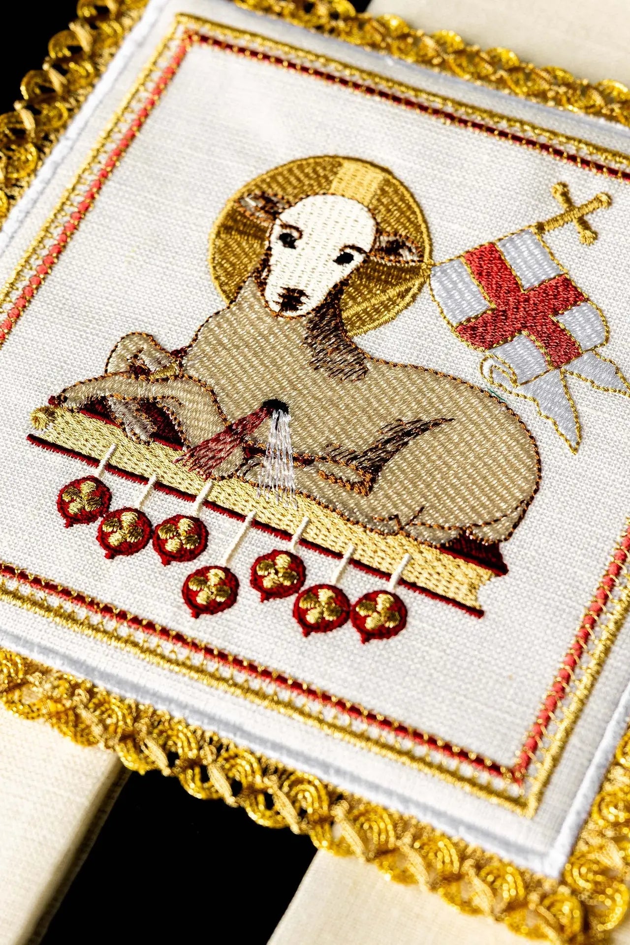 Altar linens set with lamb motif