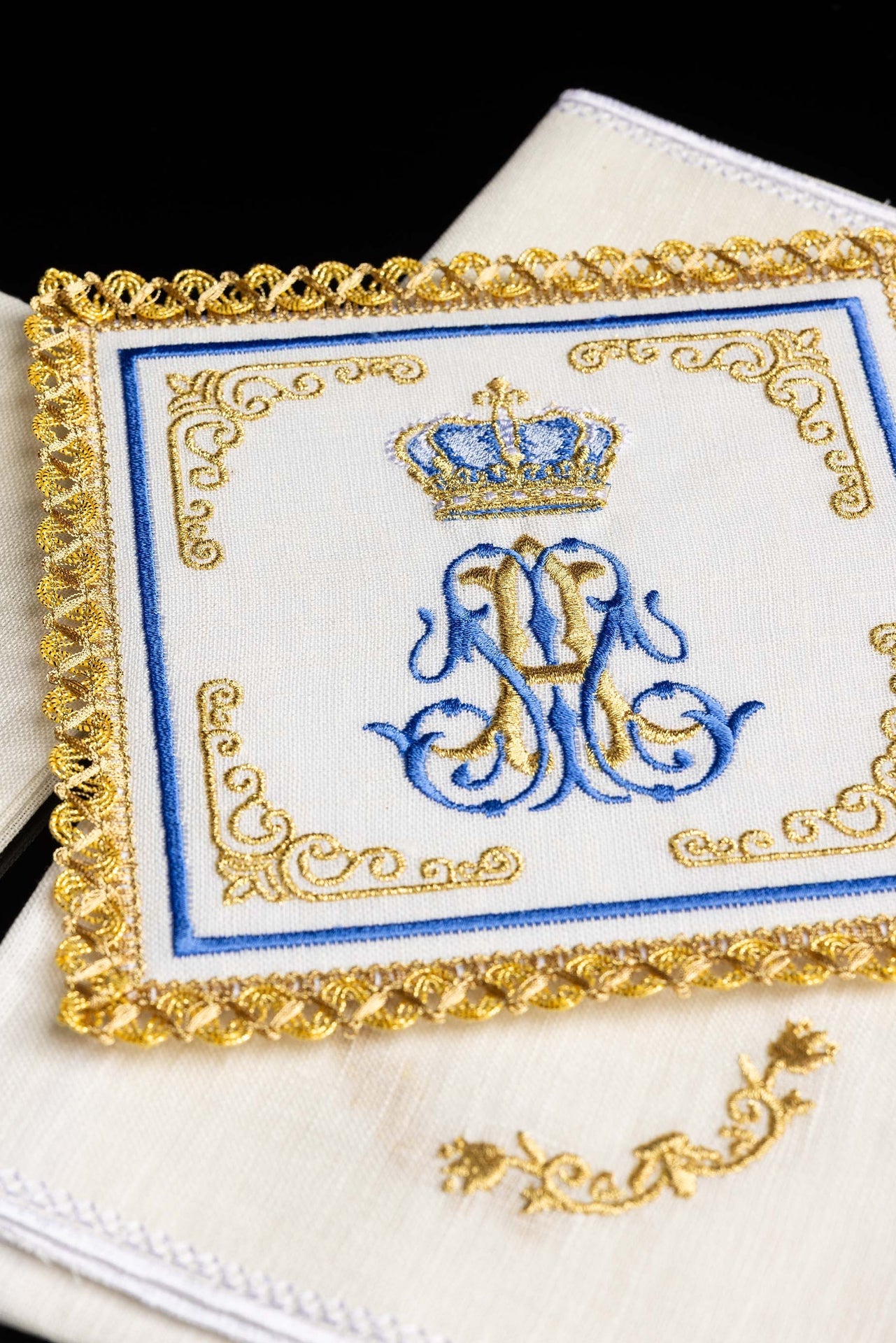 Lniany komplet kielichowy z haftem z motywem Maryjnym - ORNATY.PL