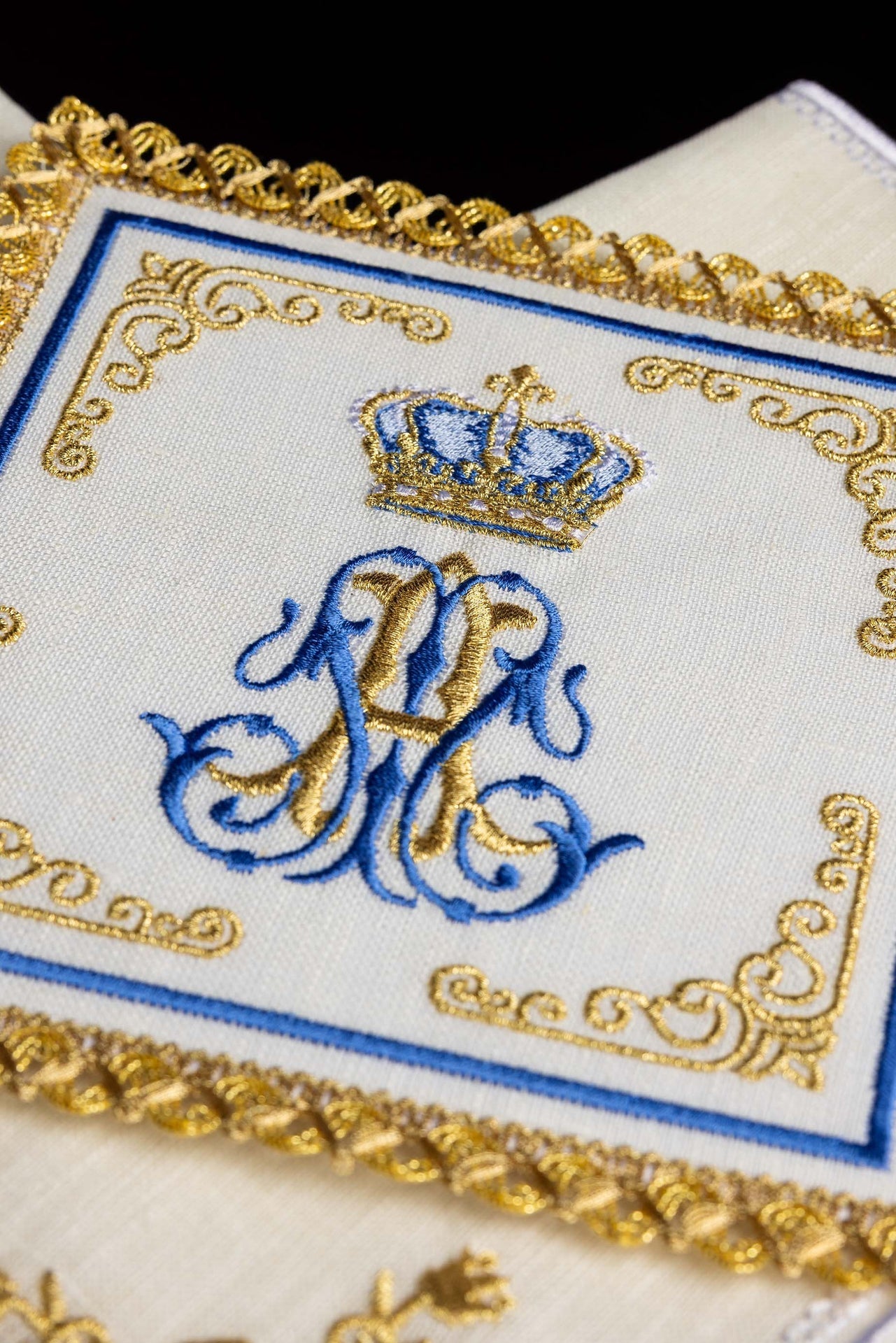 Lniany komplet kielichowy z haftem z motywem Maryjnym - ORNATY.PL