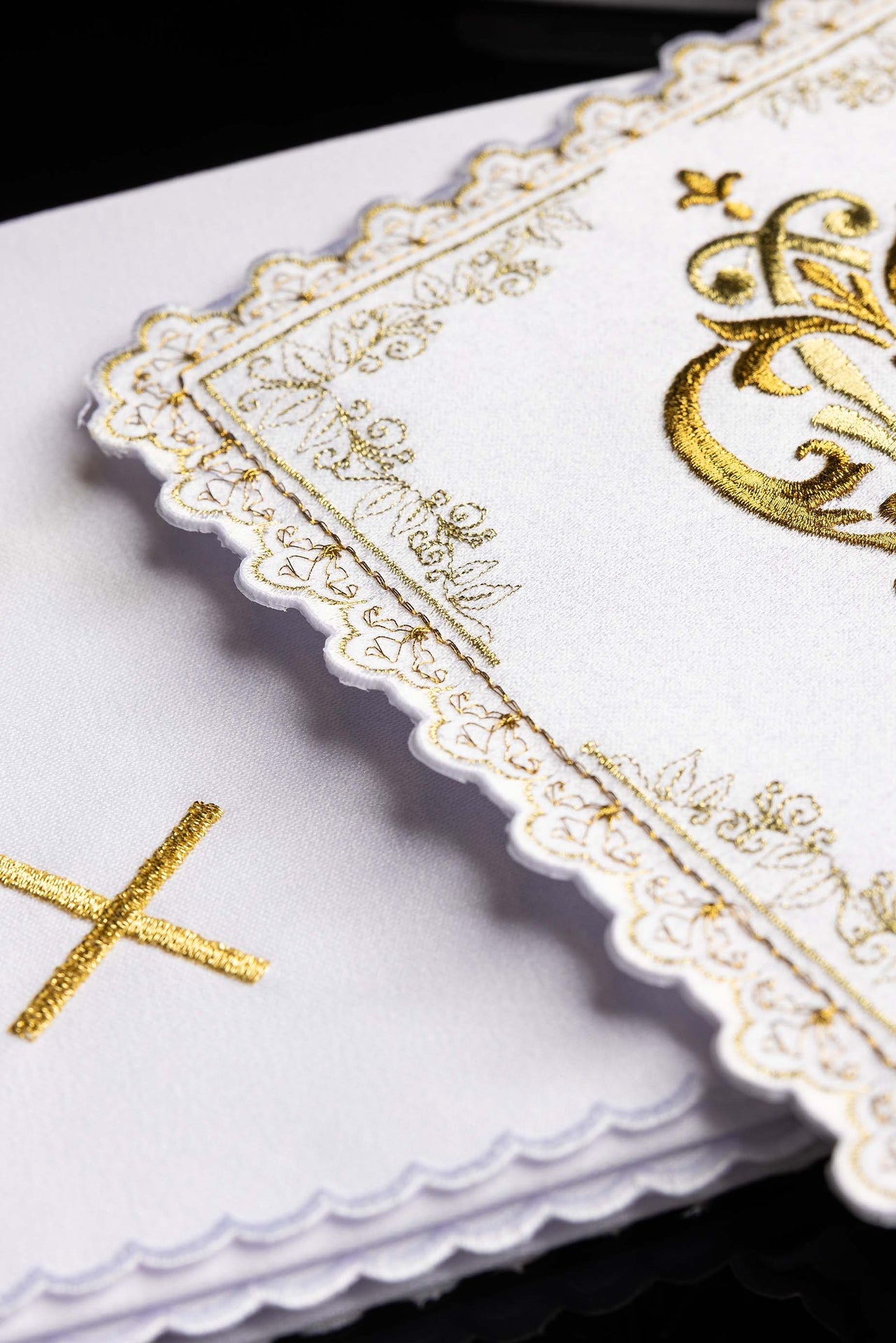 Liturgiczny komplet kielichowy z haftowanym złotym motywem Maryjnym - ORNATY.PL