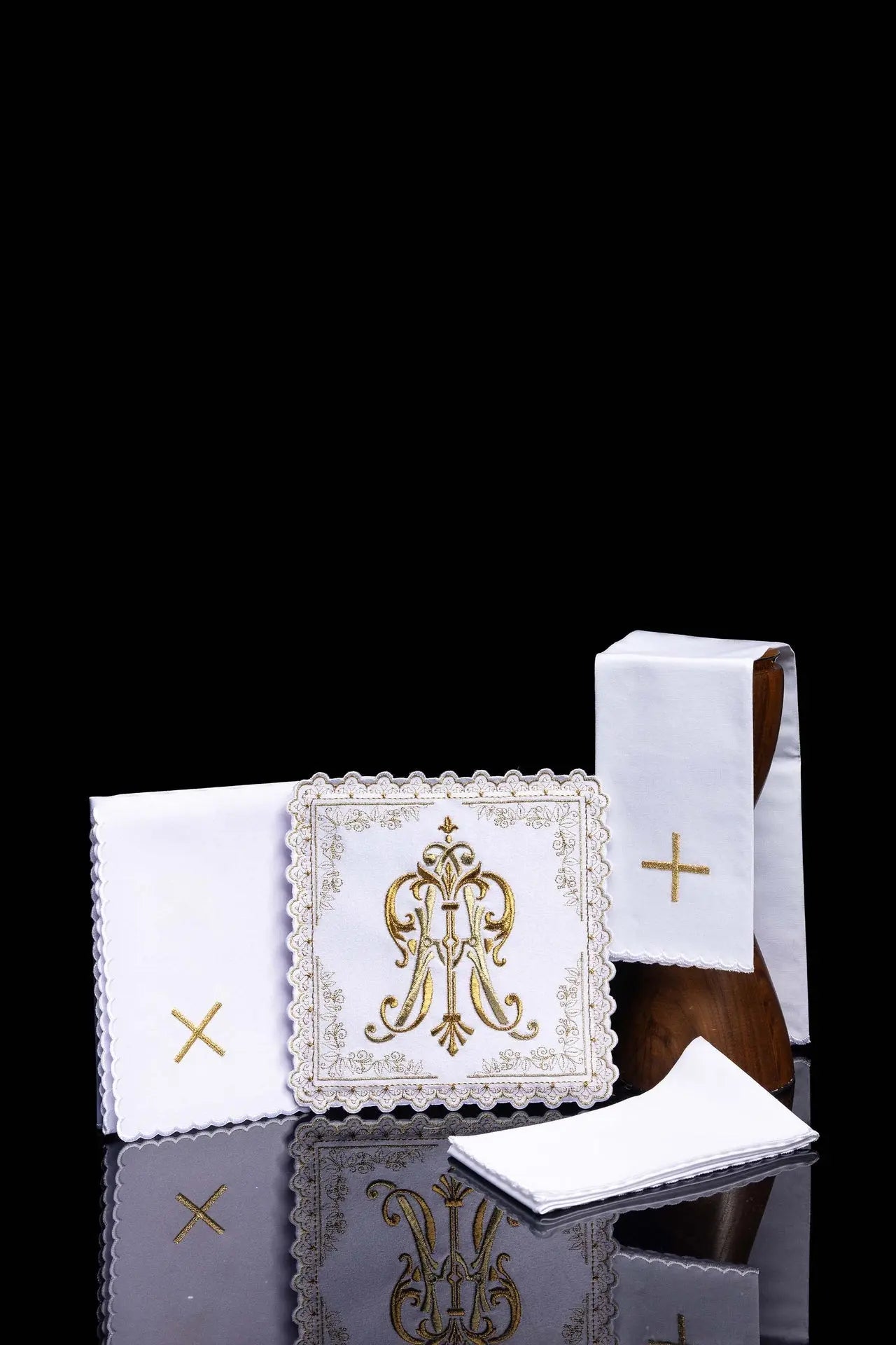 Liturgical chalice set with gold embroidered Marian motif