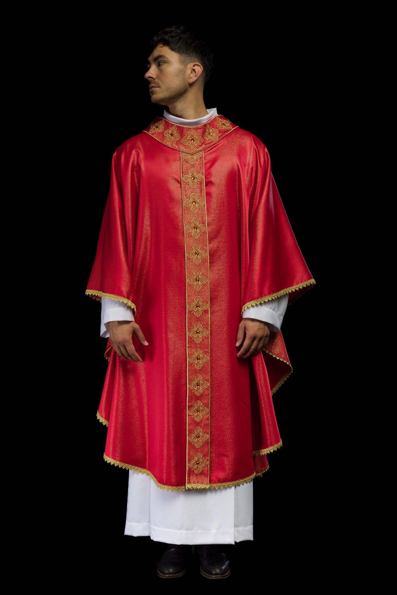 Ornat w kolorze czerwonym z haftowanym pasem i kołnierzem ozdobiony kamieniami - ORNATY.PL