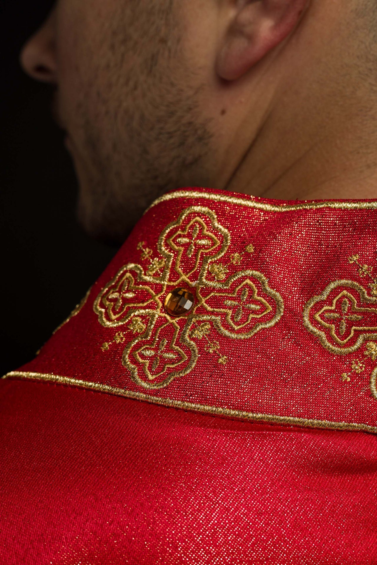 Ornat w kolorze czerwonym z haftowanym pasem i kołnierzem ozdobiony kamieniami - ORNATY.PL