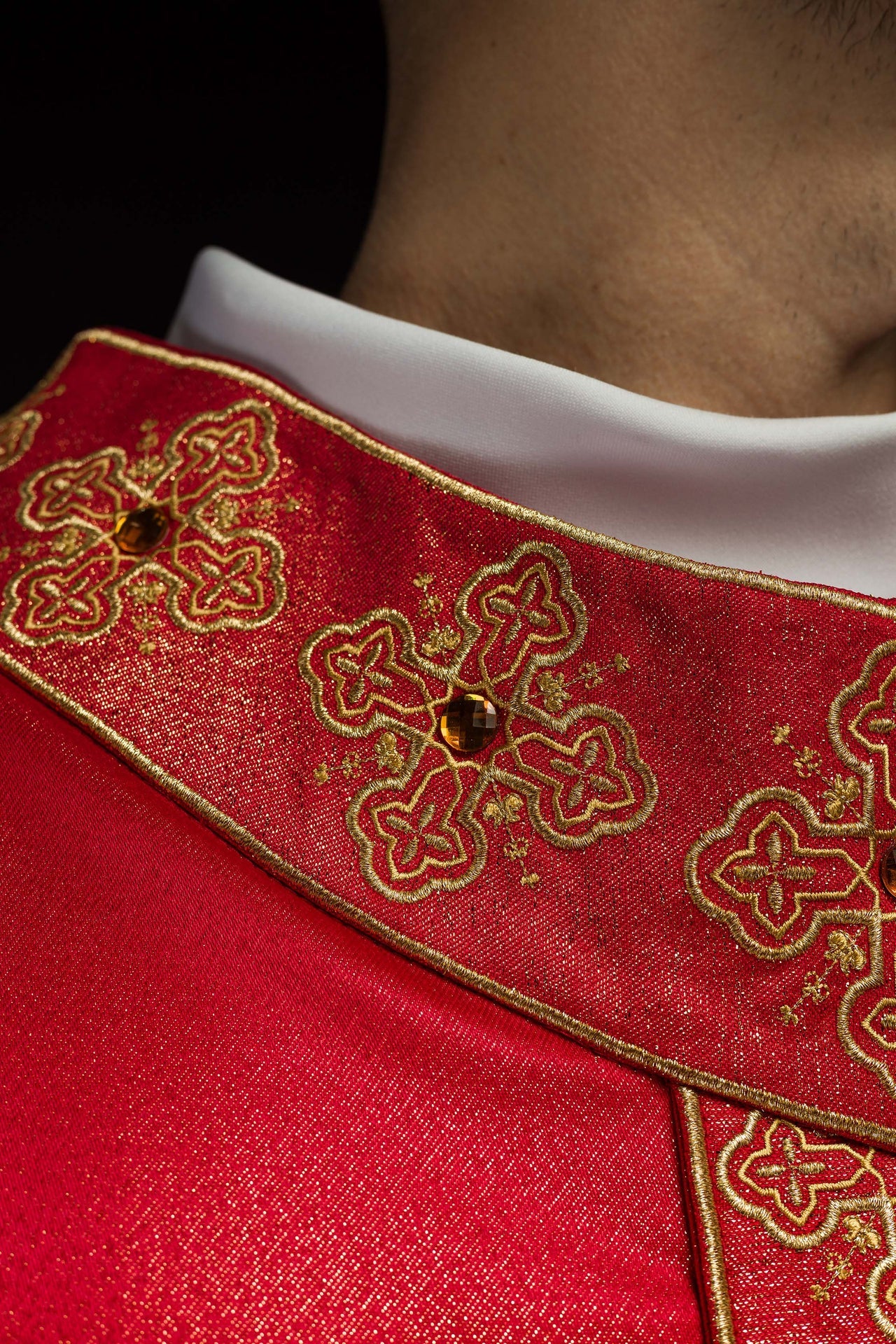 Ornat w kolorze czerwonym z haftowanym pasem i kołnierzem ozdobiony kamieniami - ORNATY.PL