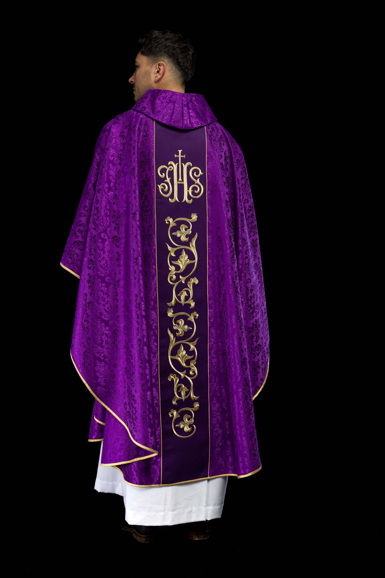 Fioletowy Ornat liturgiczny z bogato zdobionym pasem IHS - ORNATY.PL