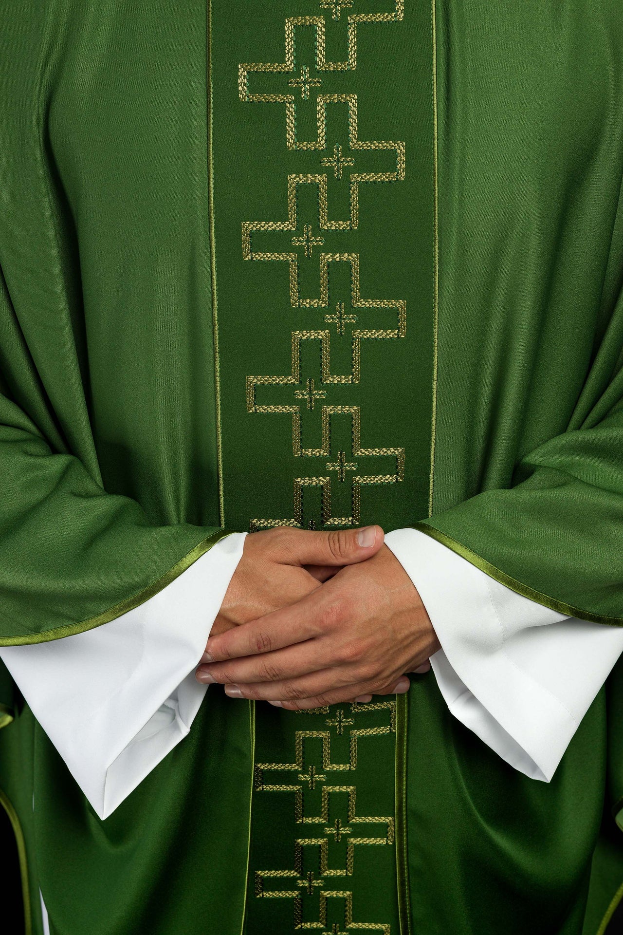 Ornat z bogato haftowanym pasem w haft krzyży w kolorze zielonym - ORNATY.PL