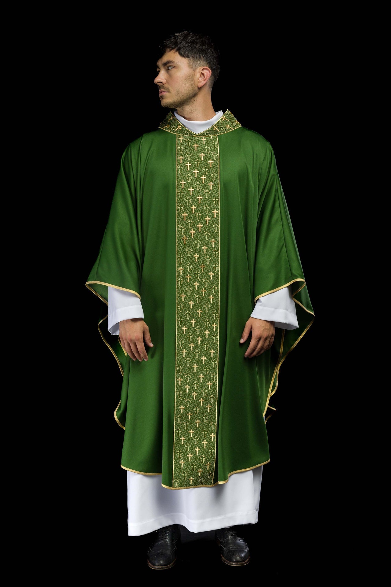 Ornat z bogato haftowanym pasem w krzyże w kolorze zielonym - ORNATY.PL
