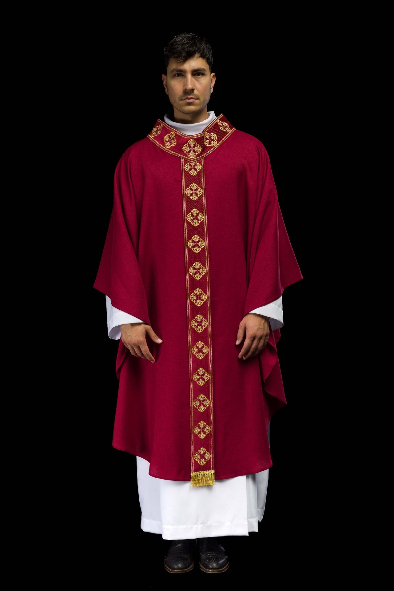 Ornat w kolorze czerwonym z haftowanym pasem i kołnierzem w krzyże - ORNATY.PL