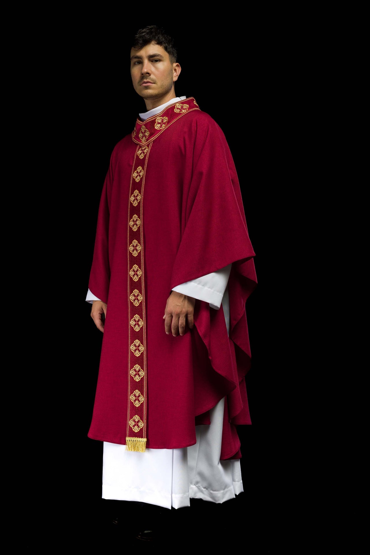 Ornat w kolorze czerwonym z haftowanym pasem i kołnierzem w krzyże - ORNATY.PL