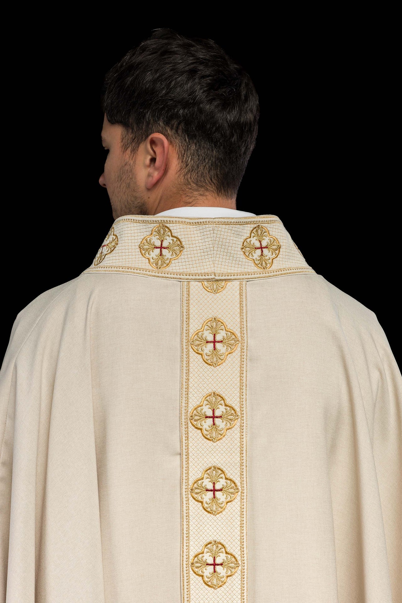 Ornat w kolorze ecru z haftowanym pasem i kołnierzem w krzyże - ORNATY.PL