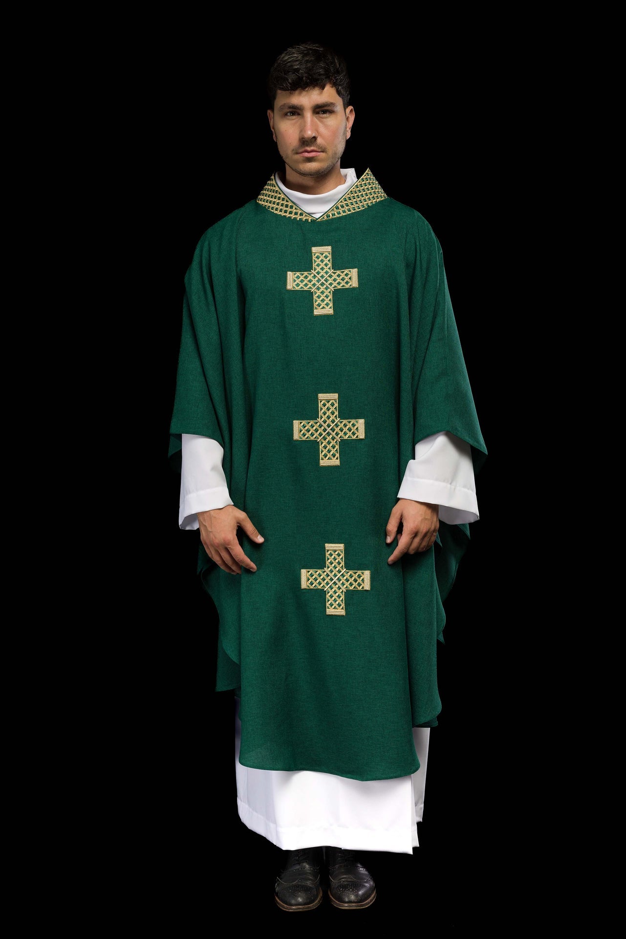 Ornat w kolorze zielonym z haftowanymi krzyżami i kołnierzem - ORNATY.PL