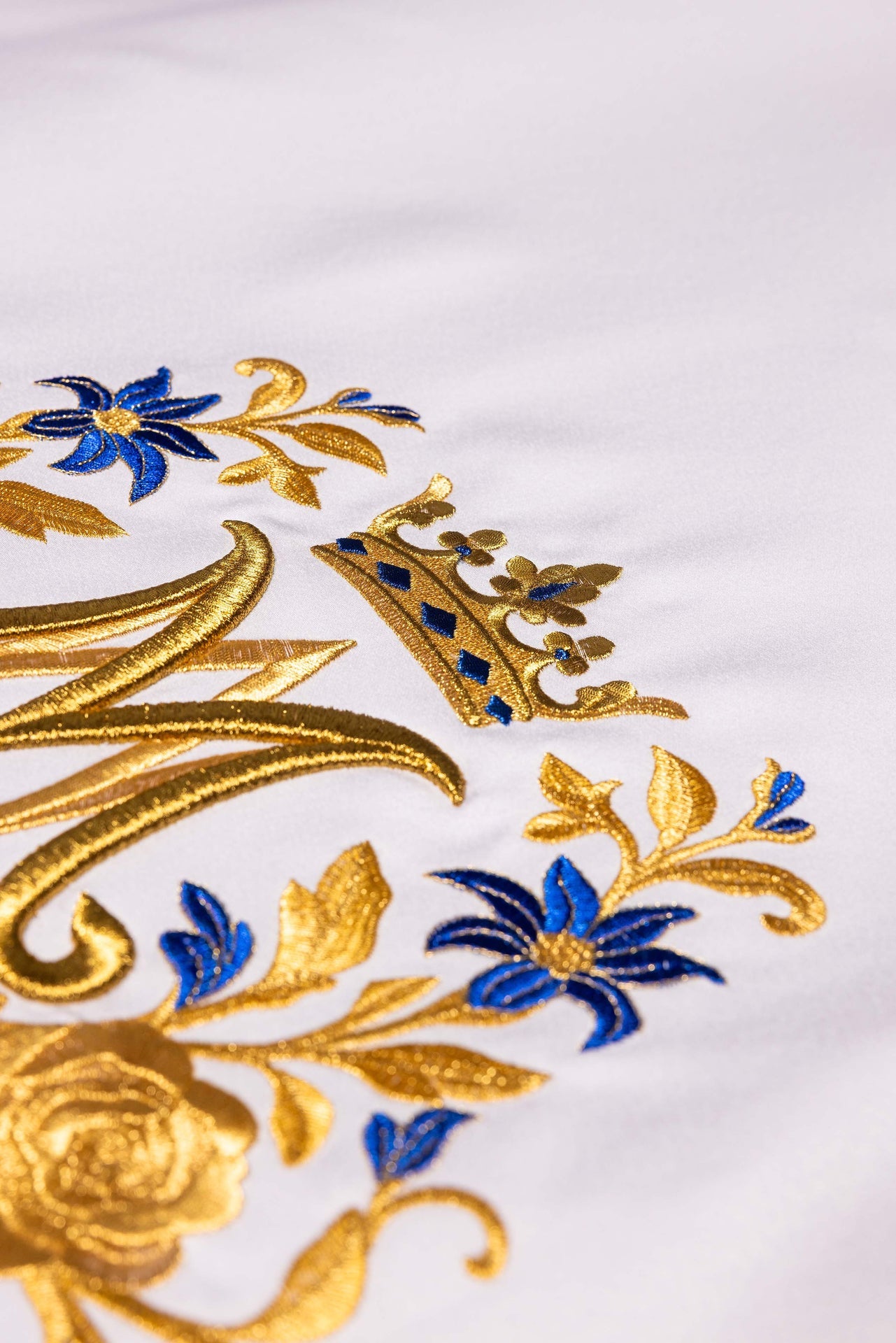 Obrus ołtarzowy z haftowanym symbolem maryjnym - ORNATY.PL