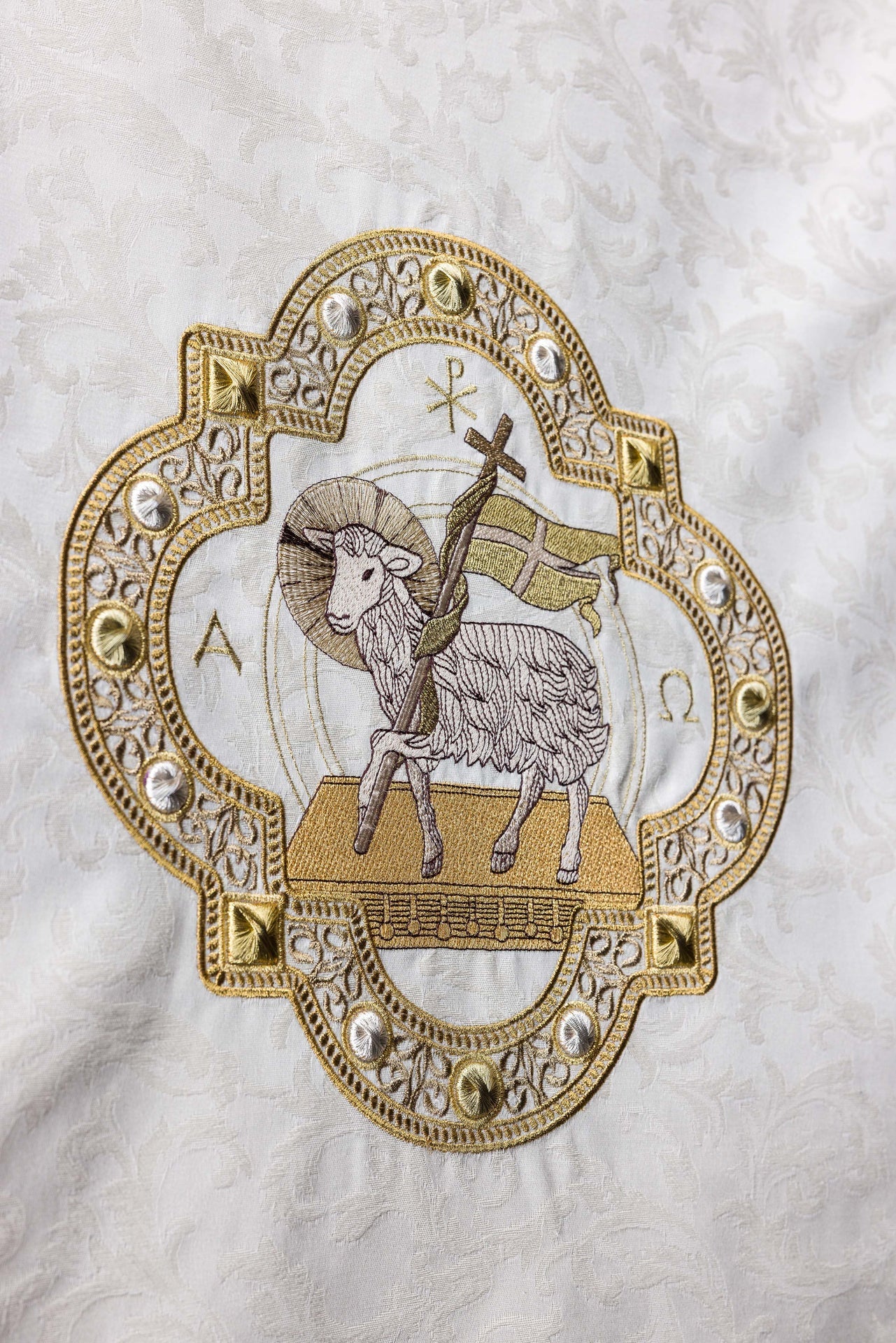 Serweta na lektorium z haftem baranka tkanina żakardowa ecru - ORNATY.PL