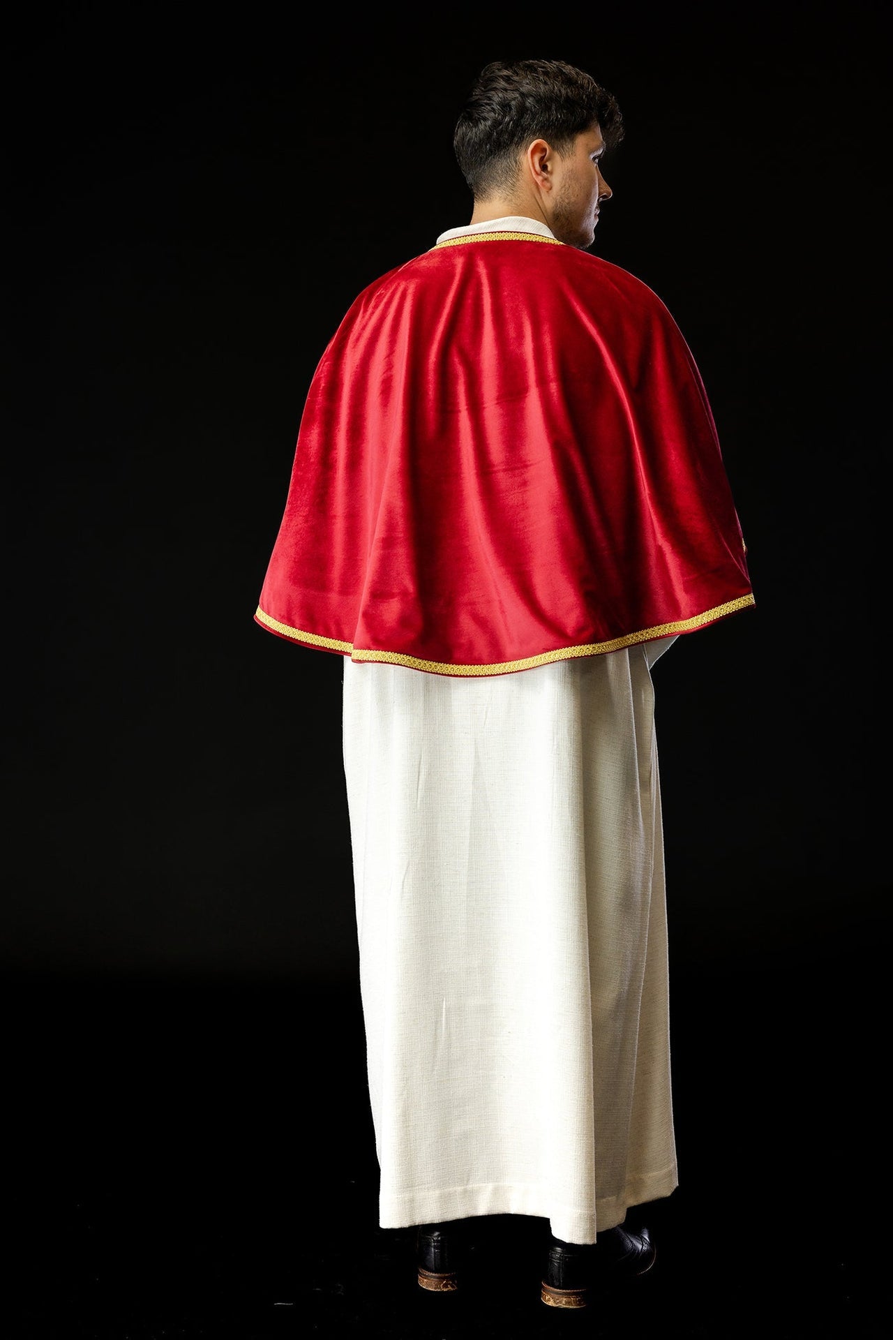 Aksamitna pelerynka ministrancka z zapięciem czerwona