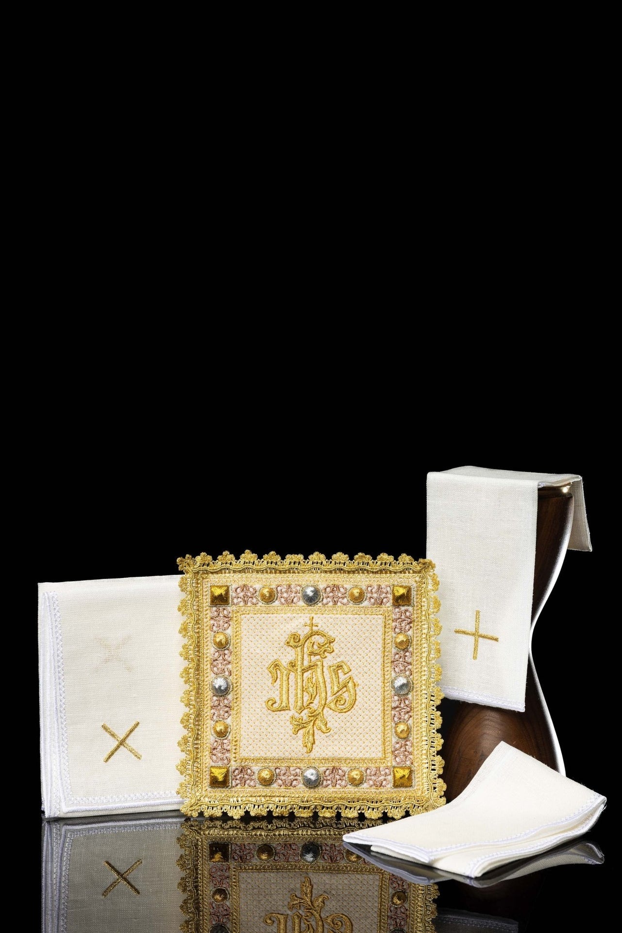 Aksamitny komplet kielichowy w kolorze ecru z haftowanym symbolem IHS