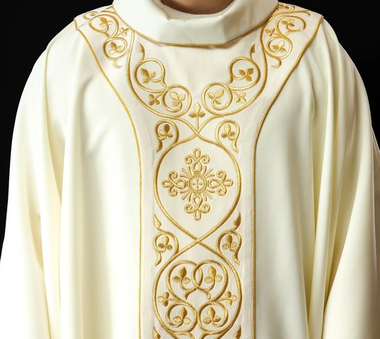 Embroidered chasuble made of ecru fabric