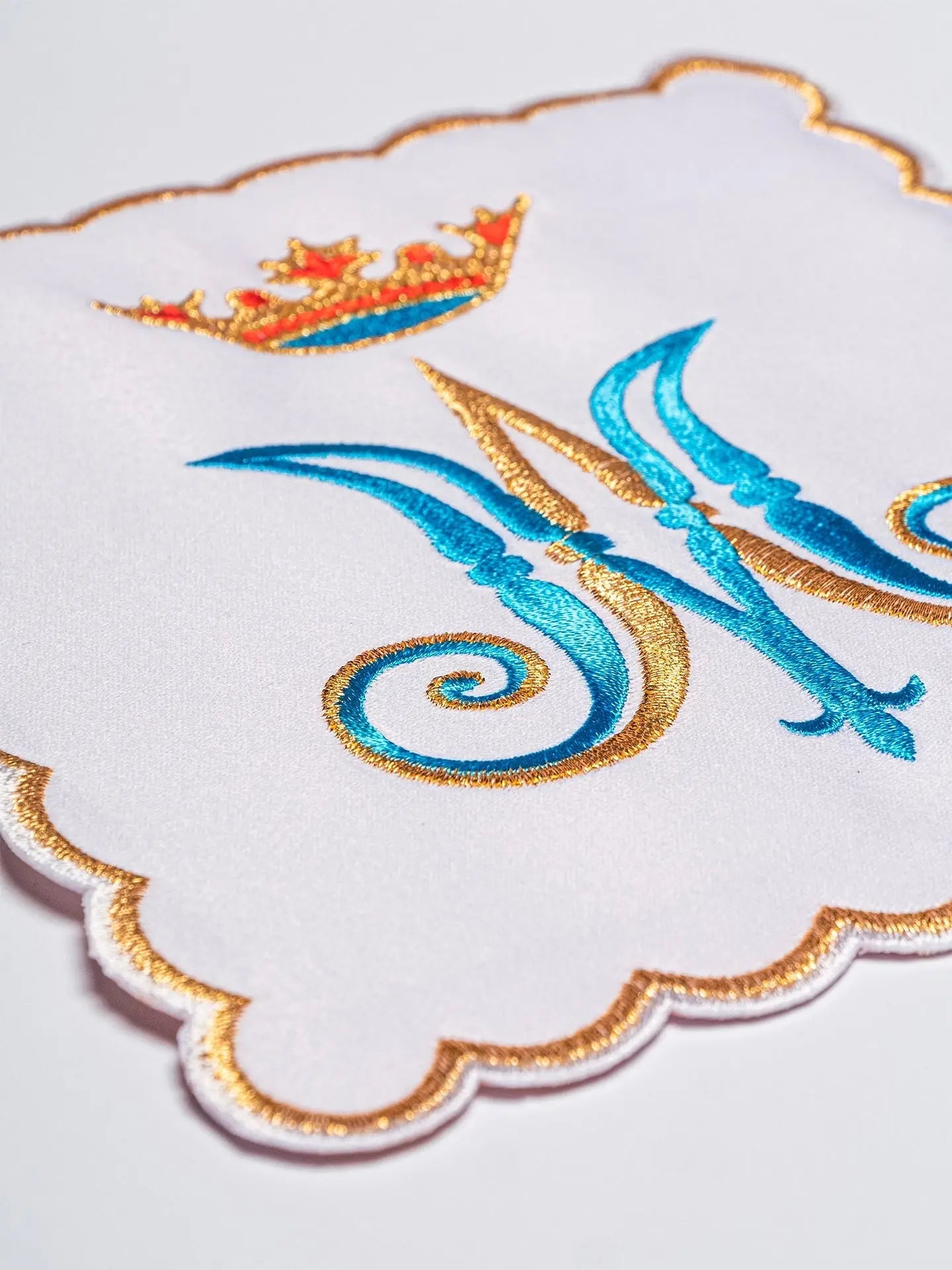 Embroidered chalice linen Marian