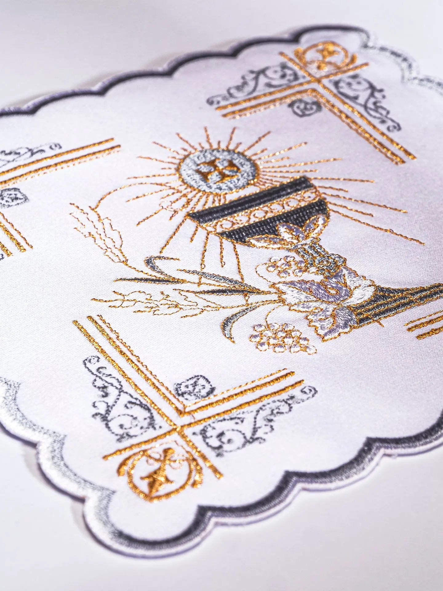 Richly decorated chalice linen
