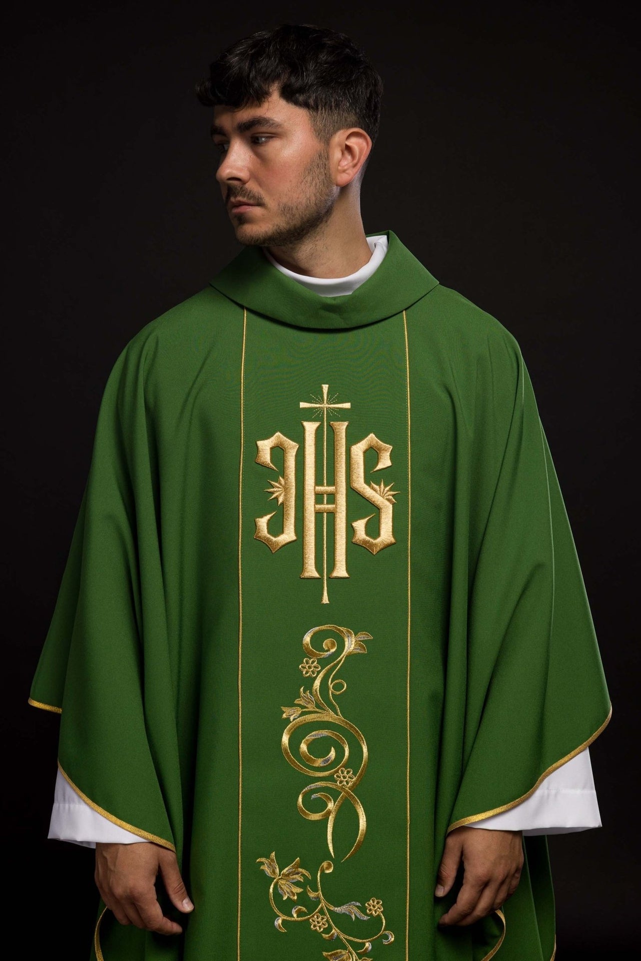 Bogato zdobiony zielony ornat z złotym motywem i szerokim pasem IHS