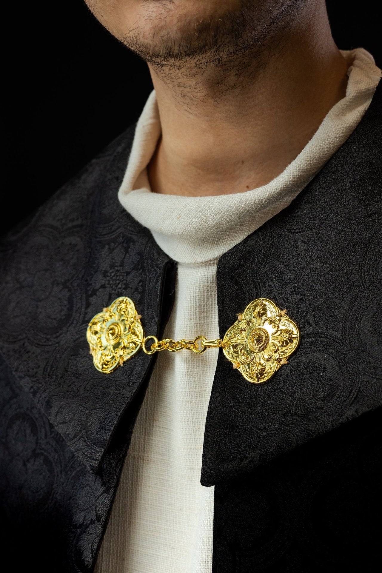 Czarna kapa liturgiczna z złotym haftem krzyża na żakardzie