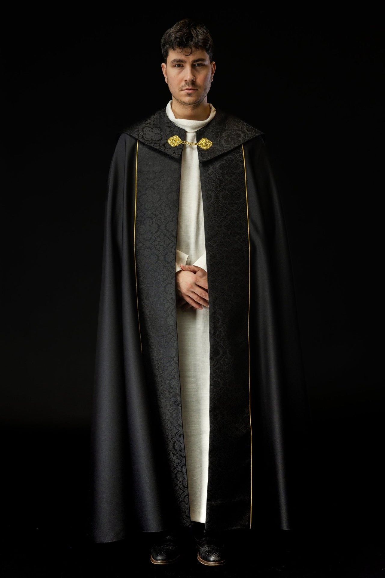 Czarna kapa liturgiczna z złotym haftem krzyża na żakardzie