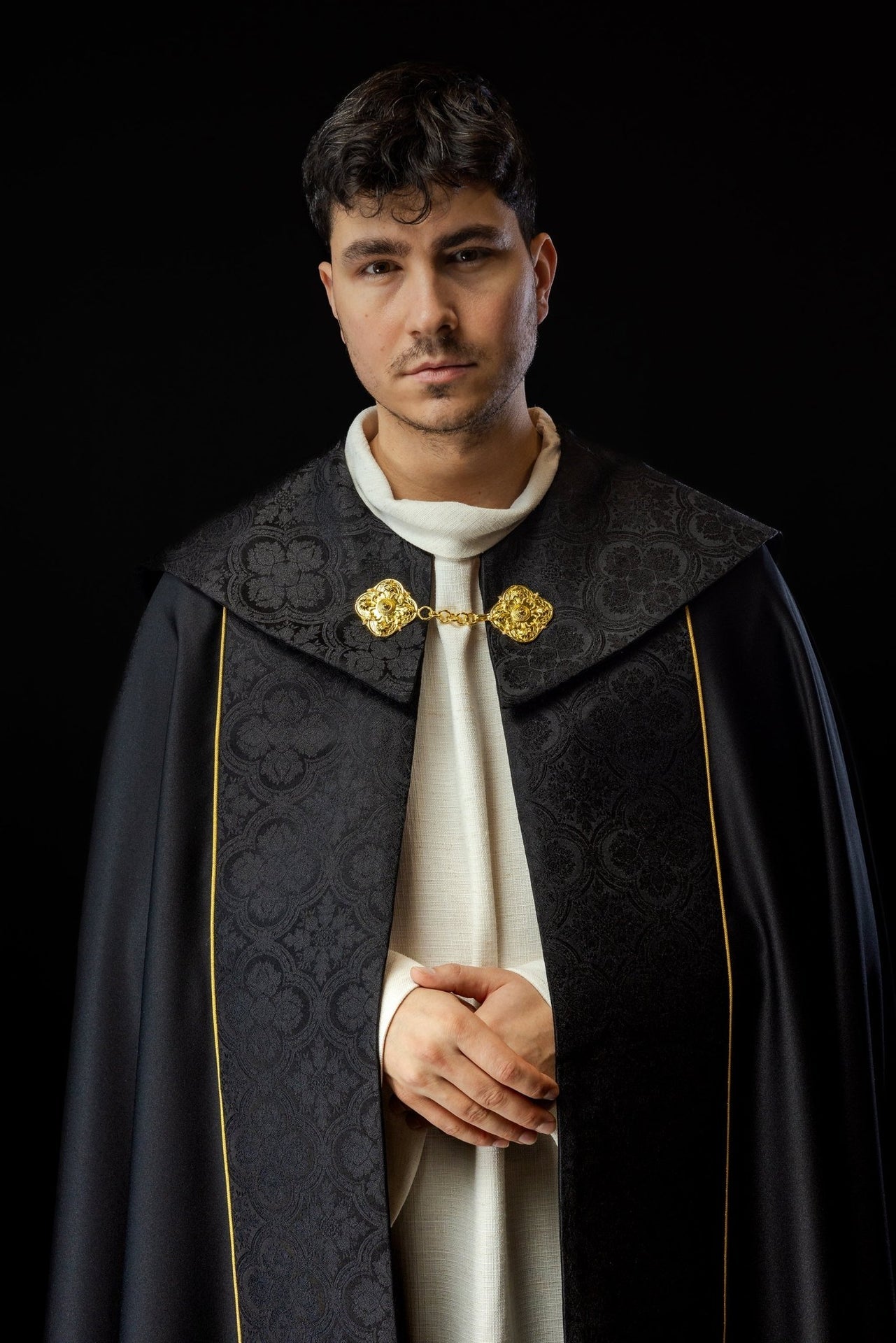 Czarna kapa liturgiczna z złotym haftem krzyża na żakardzie