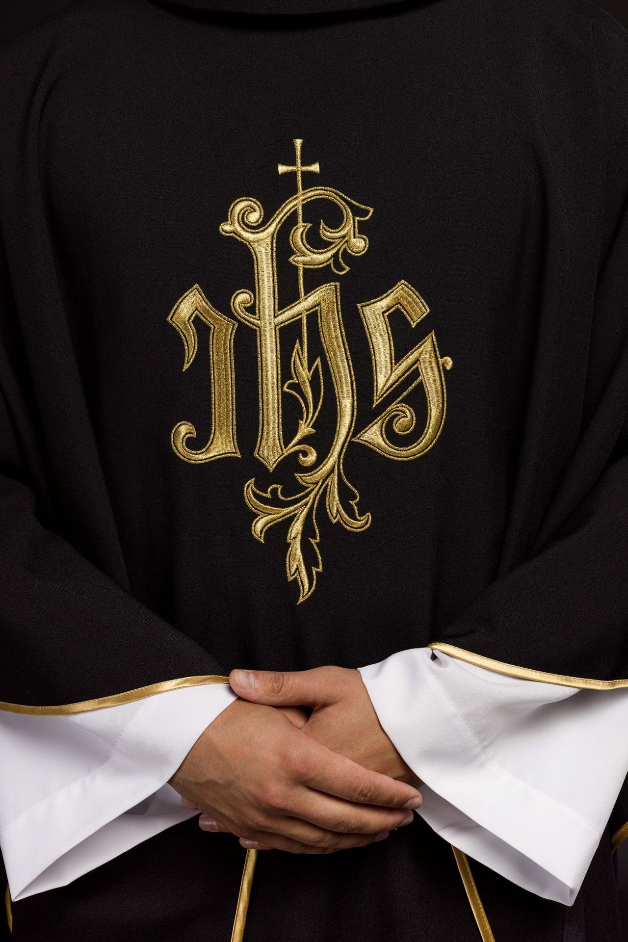 Czarny ornat haftowany IHS