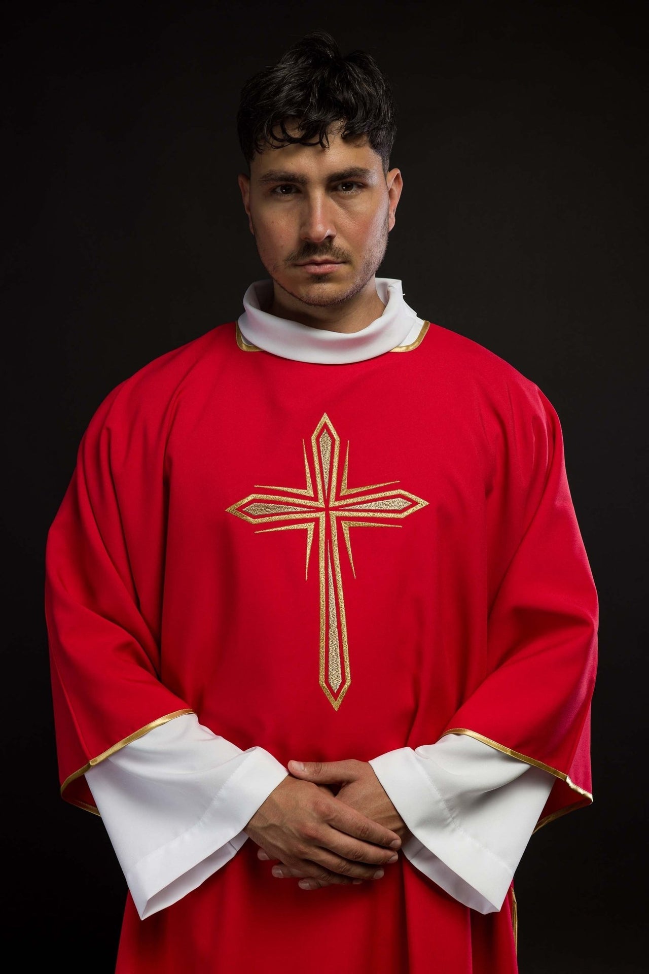 Czerwona Dalmatyka z haftowanym złotym krzyżem