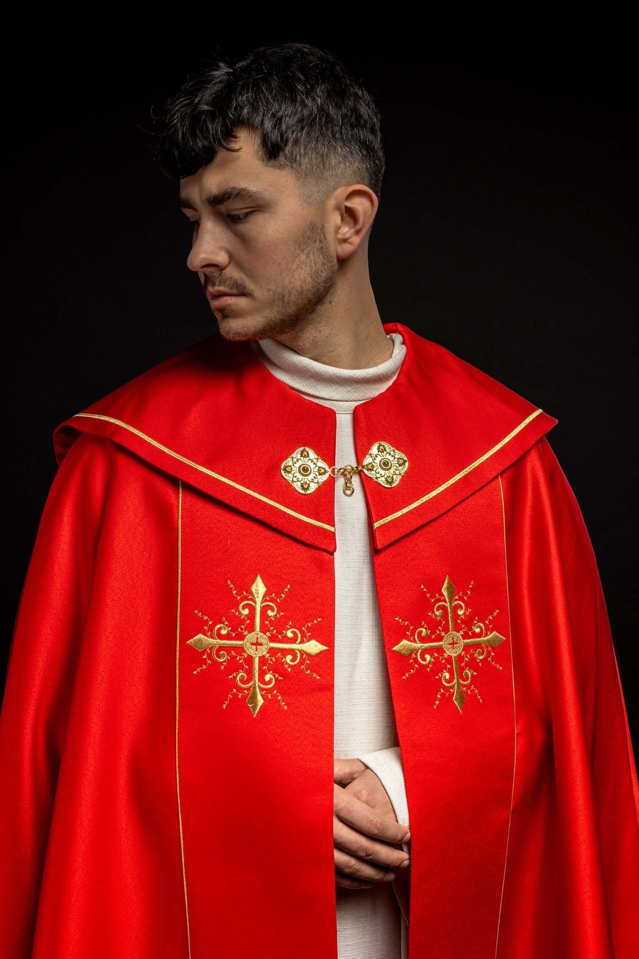 Czerwona kapa liturgiczna z haftem w złote krzyże