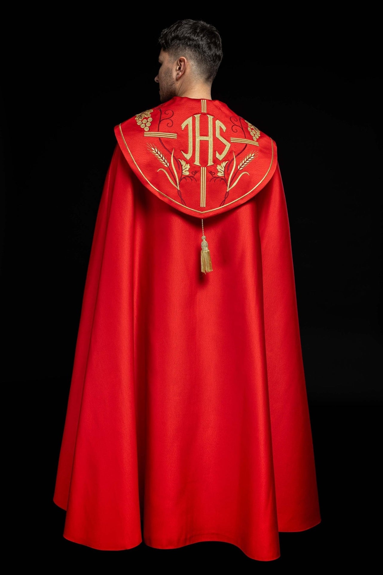 Czerwona kapa liturgiczna z złotym haftem IHS i winogron