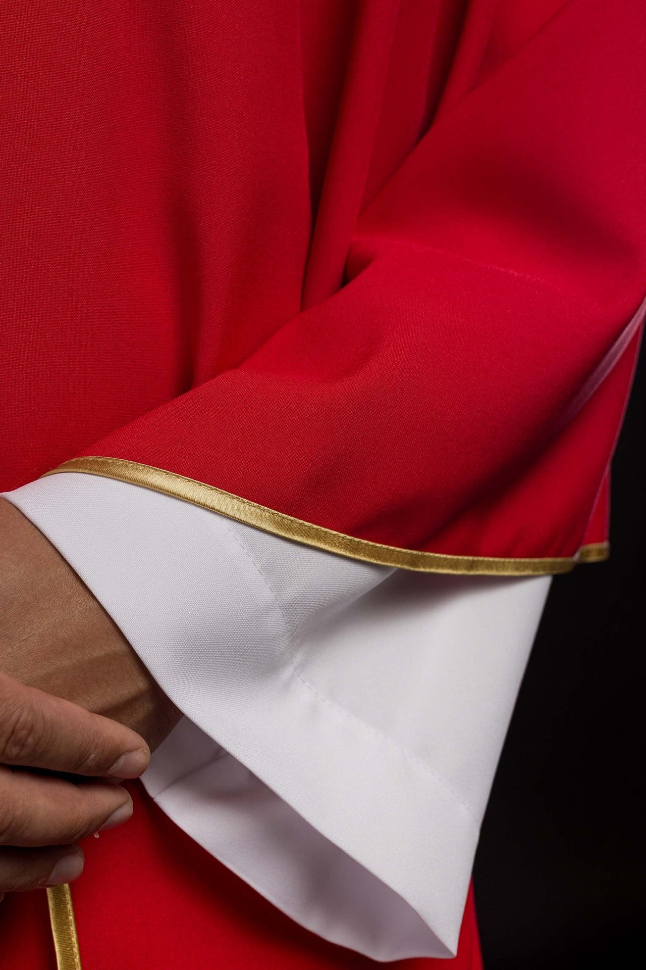 Czerwony ornat haftowany z motywem krzyża