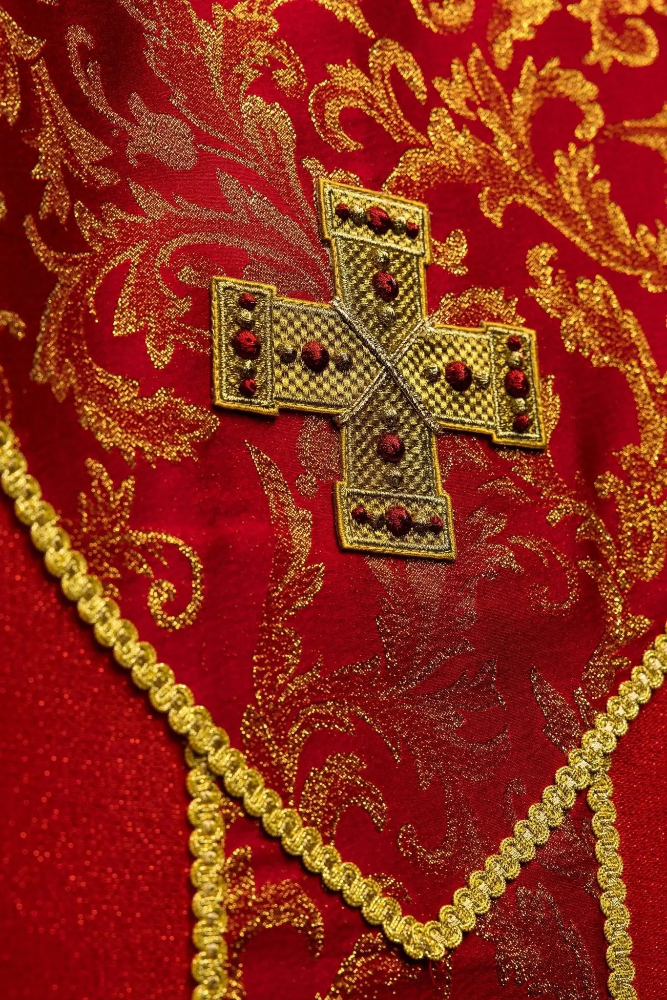 Red chasuble with cross and jacquard fabric