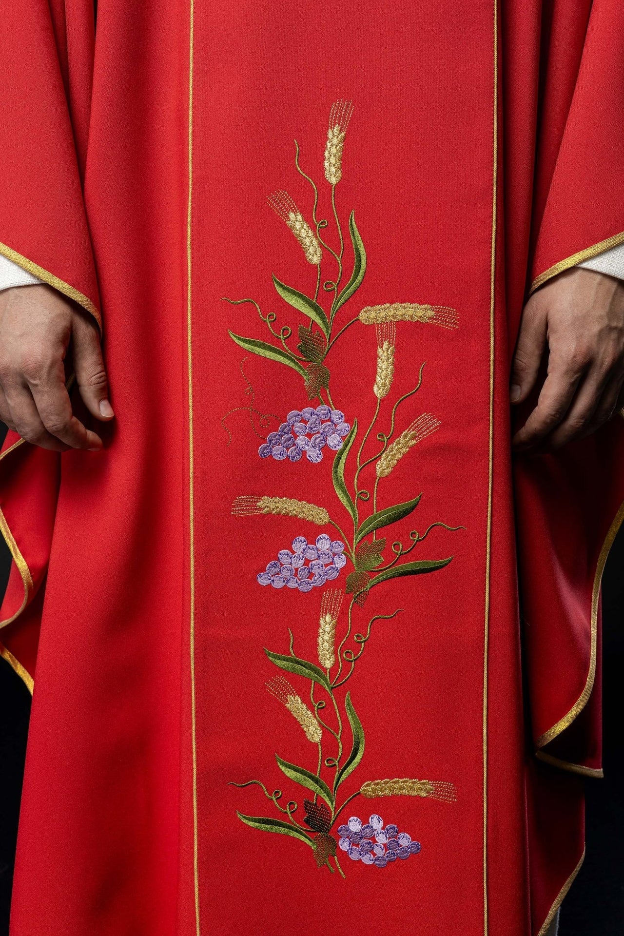 Czerwony ornat z zdobionym złotym pasem w IHS i kłosy