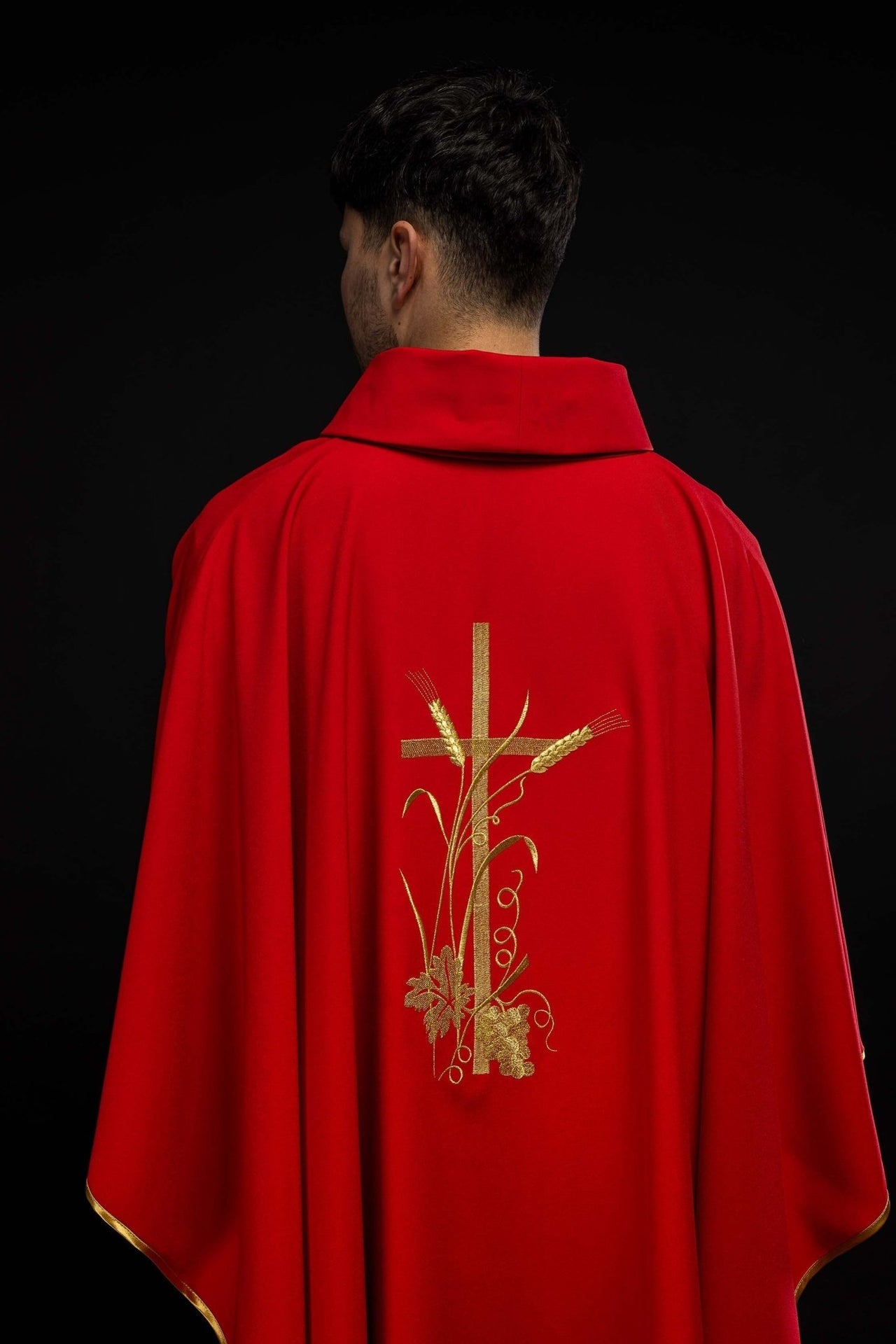 Czerwony ornat z złotym haftem krzyża