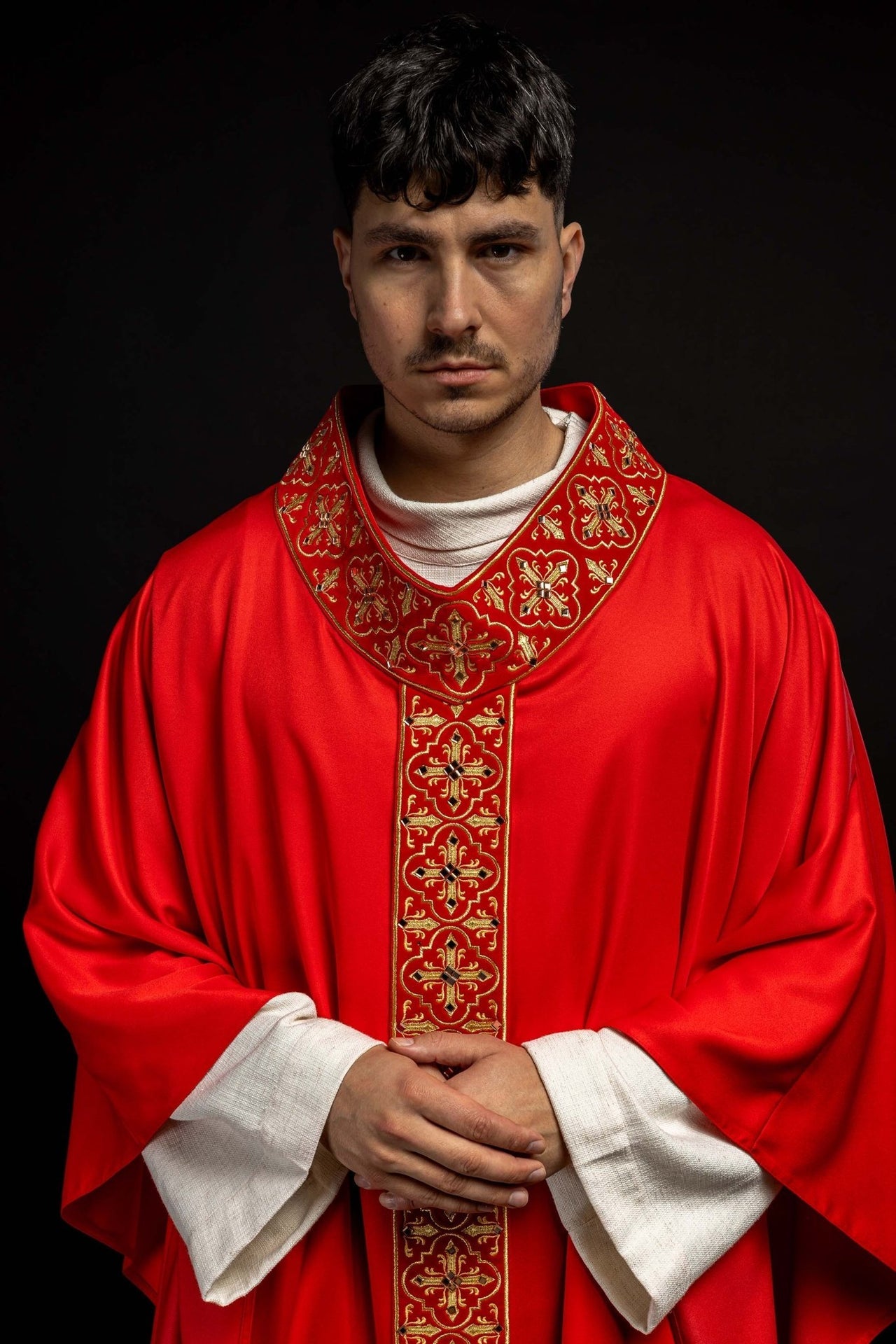 Czerwony ornat zdobiony 500 kamieniami z wąskim pasem