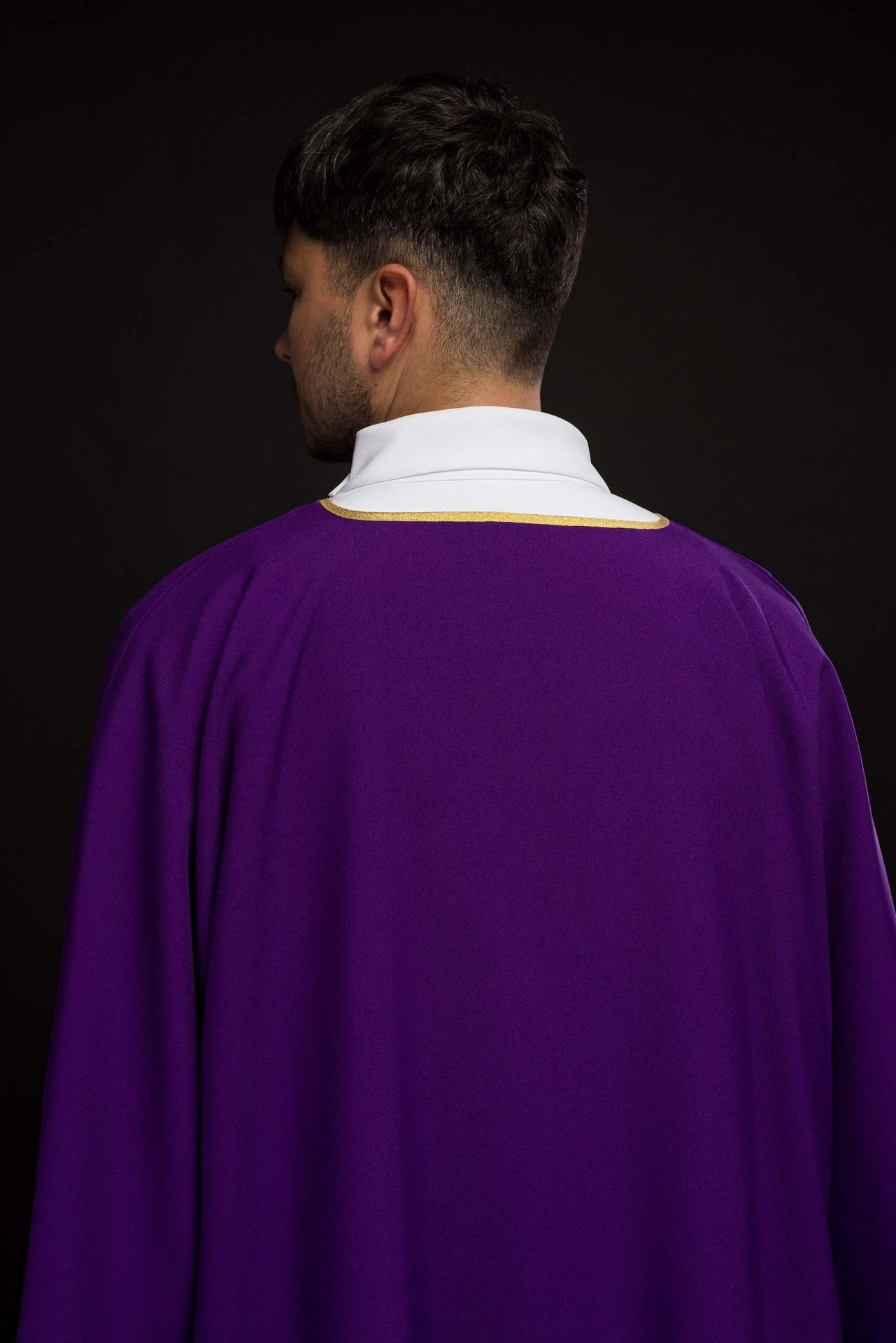 Dalmatyka gładka ze złotą lamówką fioletowa