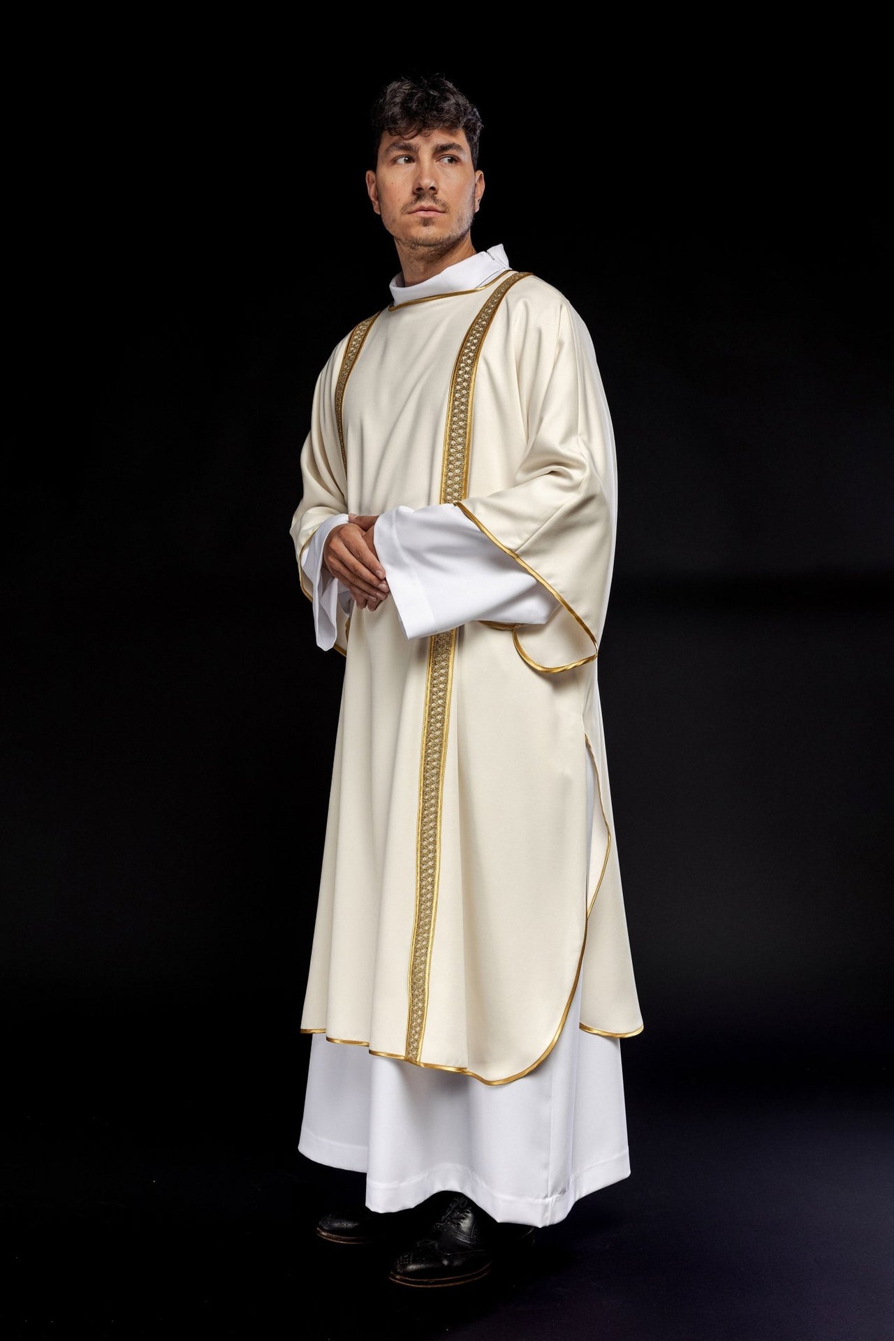 Dalmatyka ozdobiona złotymi pasami ecru