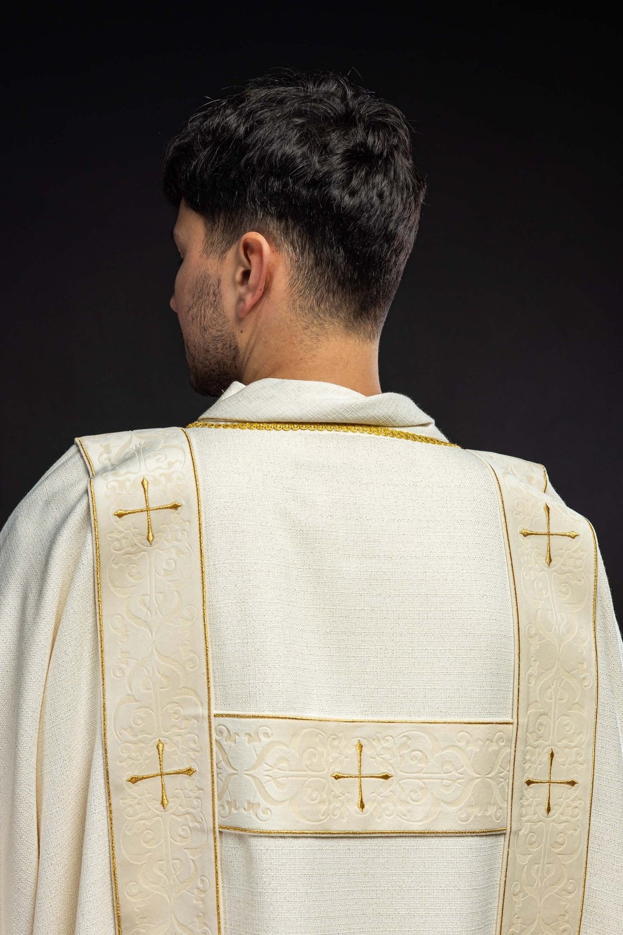 Dalmatyka z aksamitnymi pasami i haftowanymi złotymi krzyżami ecru