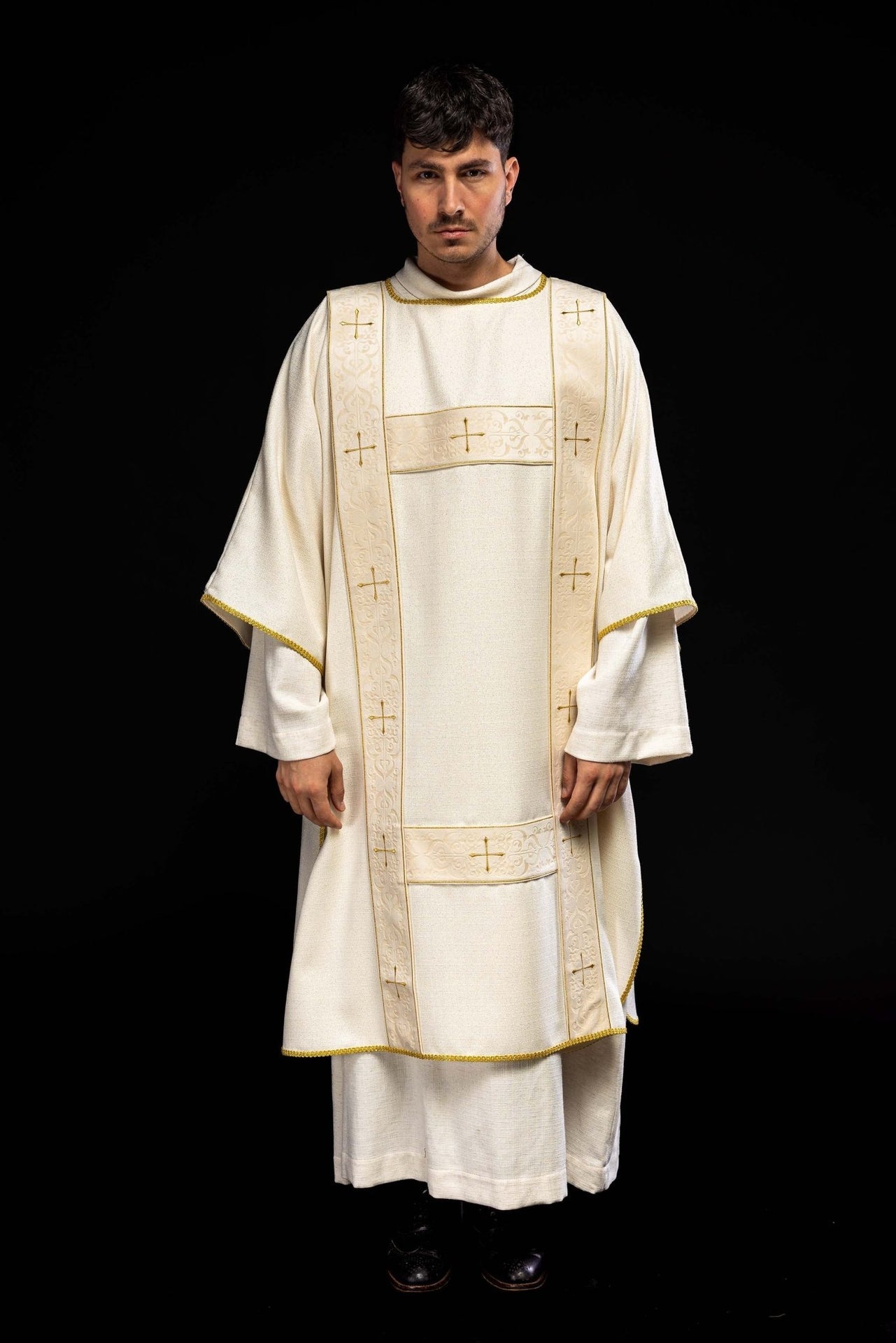 Dalmatyka z aksamitnymi pasami i haftowanymi złotymi krzyżami ecru