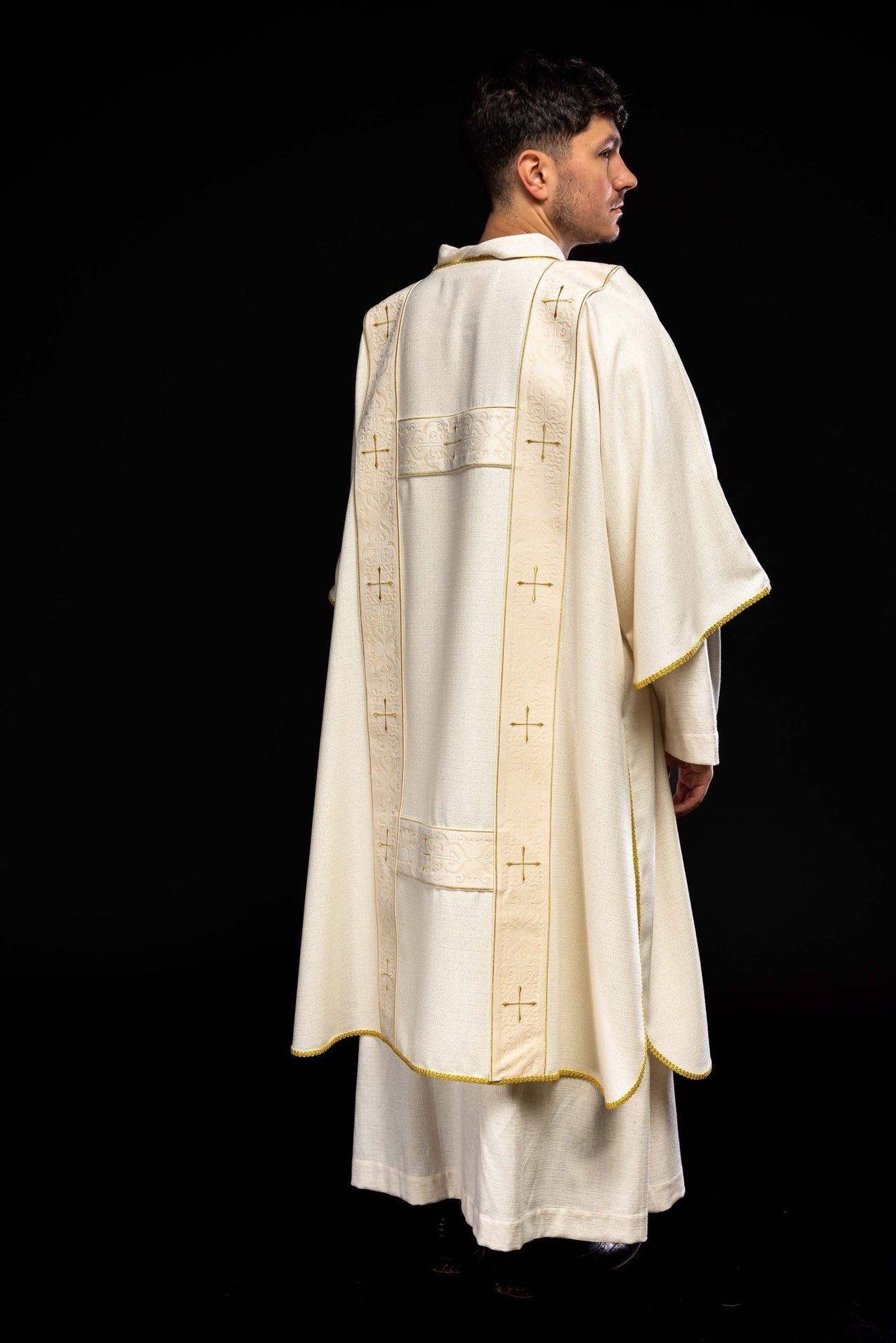 Dalmatyka z aksamitnymi pasami i haftowanymi złotymi krzyżami ecru