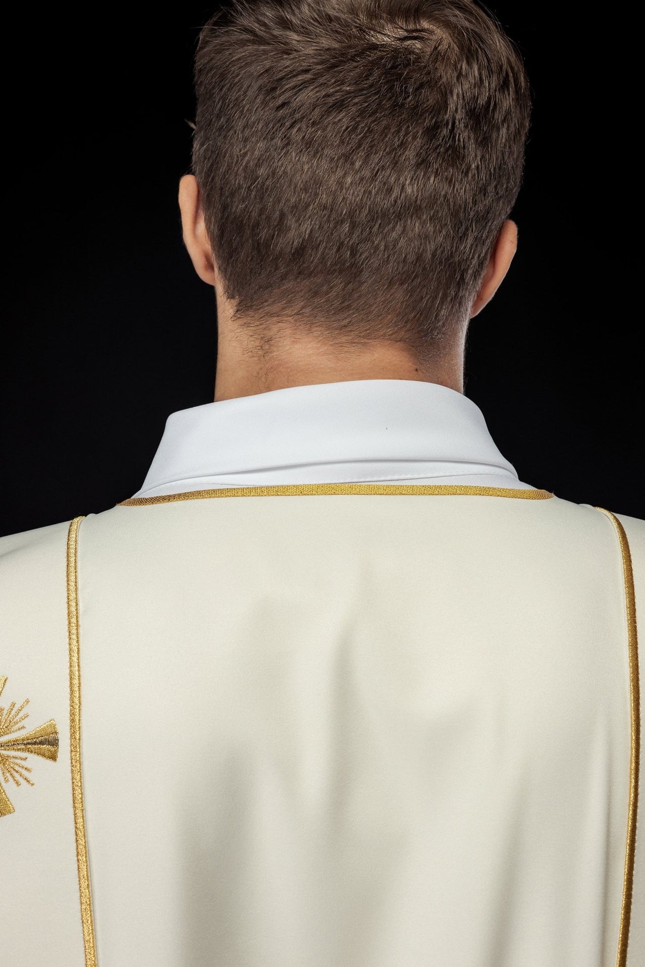 Dalmatyka z pasami i haftowanymi złotymi krzyżami ecru