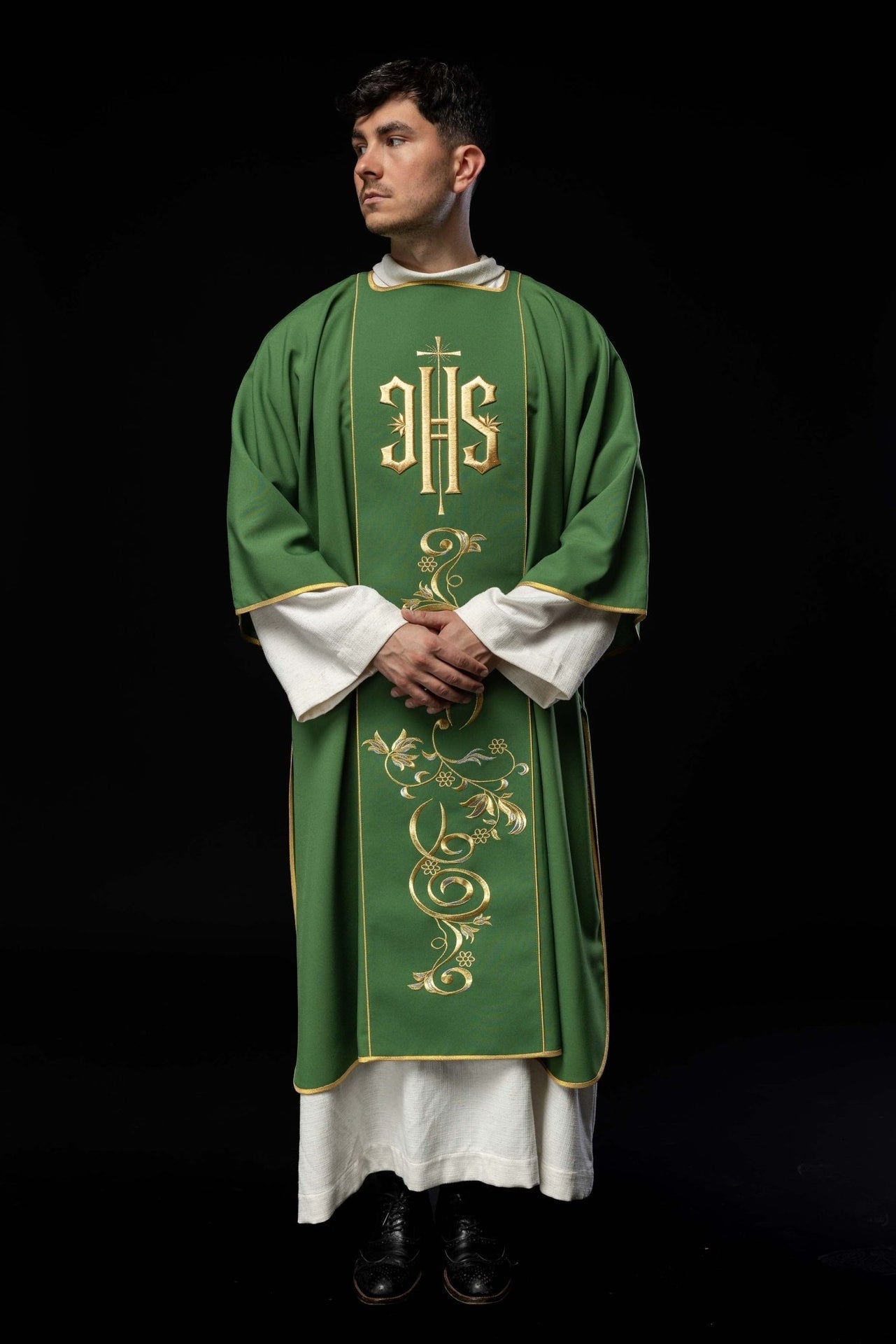 Dalmatyka zielona z haftowanym pasem IHS