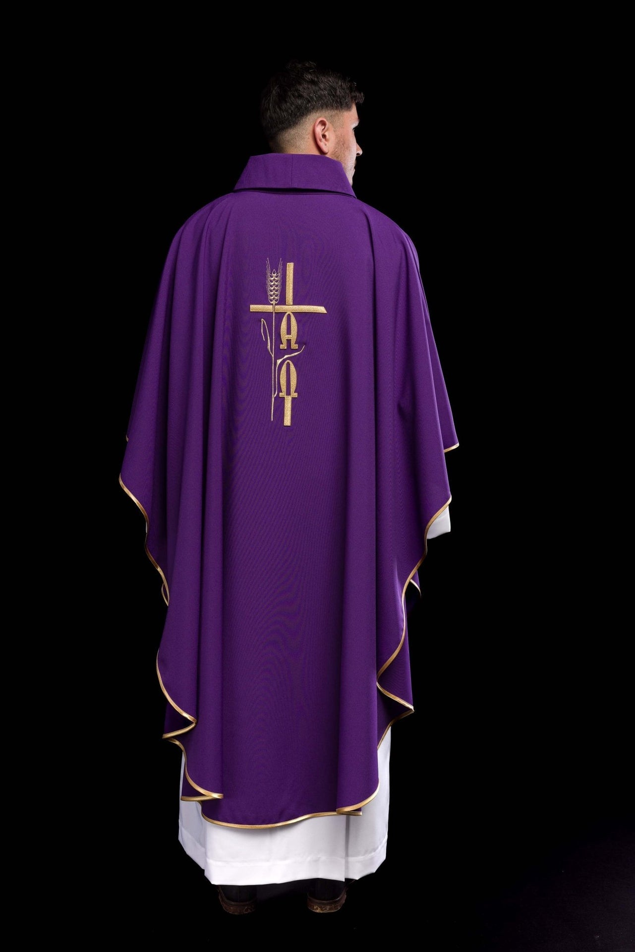 Fioletowy ornat z haftem Alfa Omega