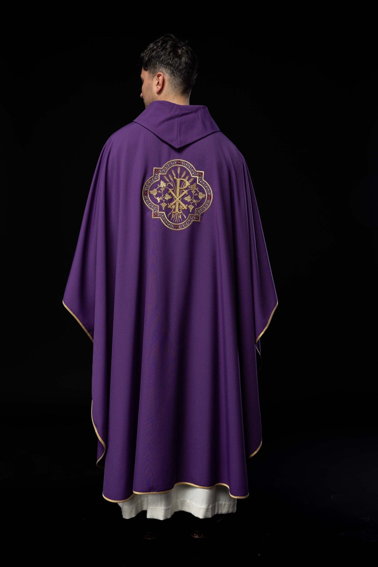 Fioletowy ornat z haftem IHS i PAX