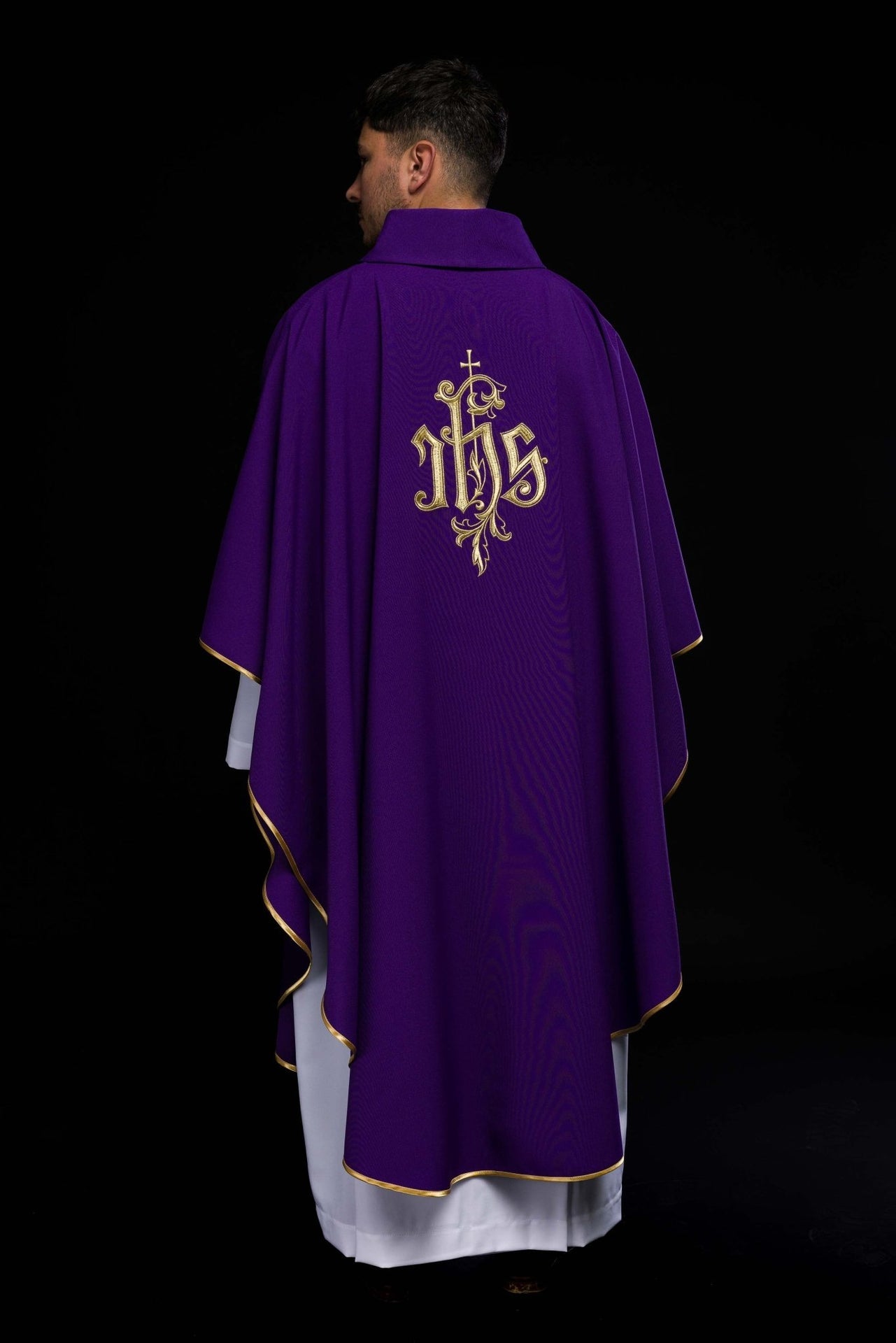 Fioletowy ornat ze złotym haftem IHS