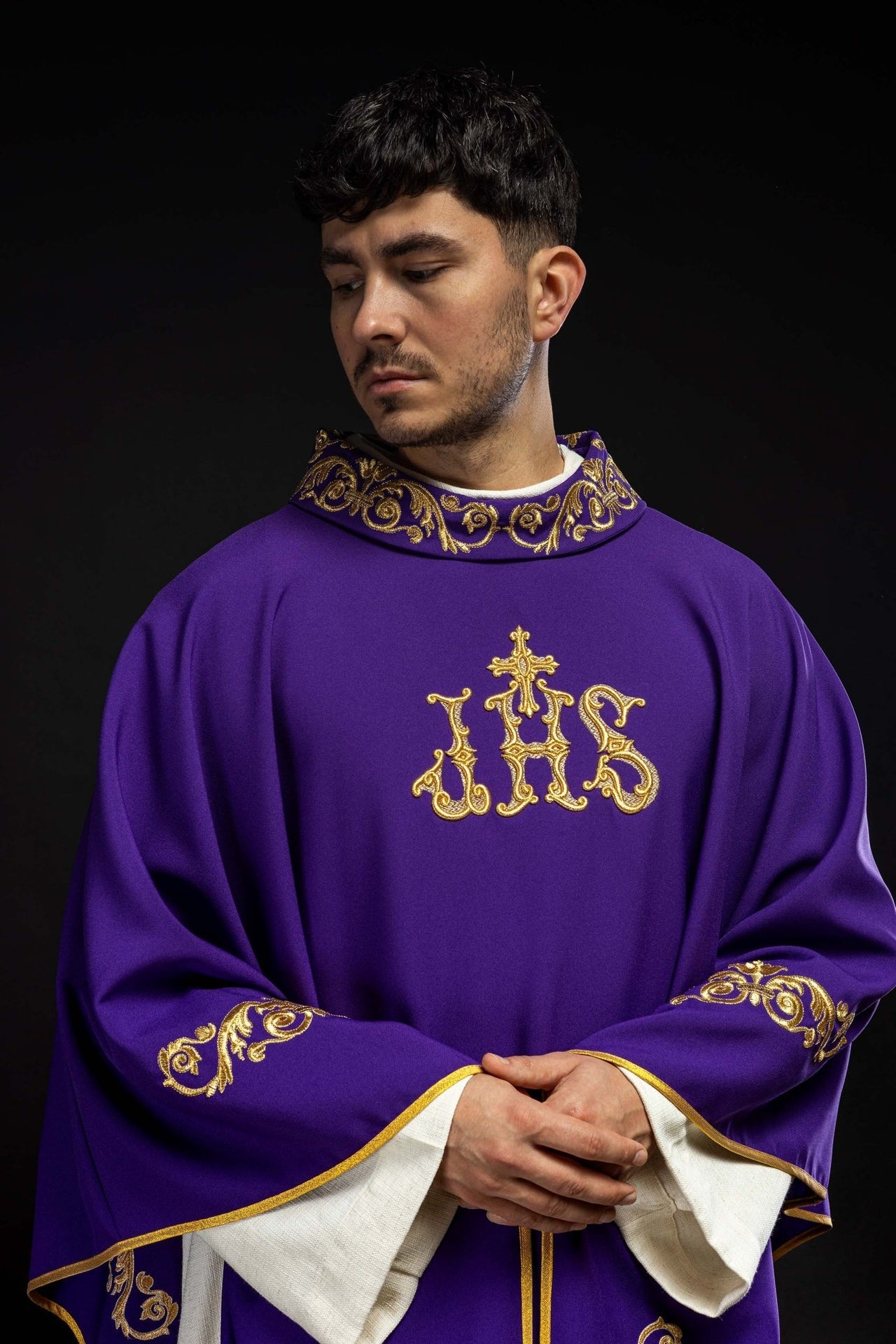 Fioletowy ornat ze złotym haftem IHS i ozdobnym wykończeniem