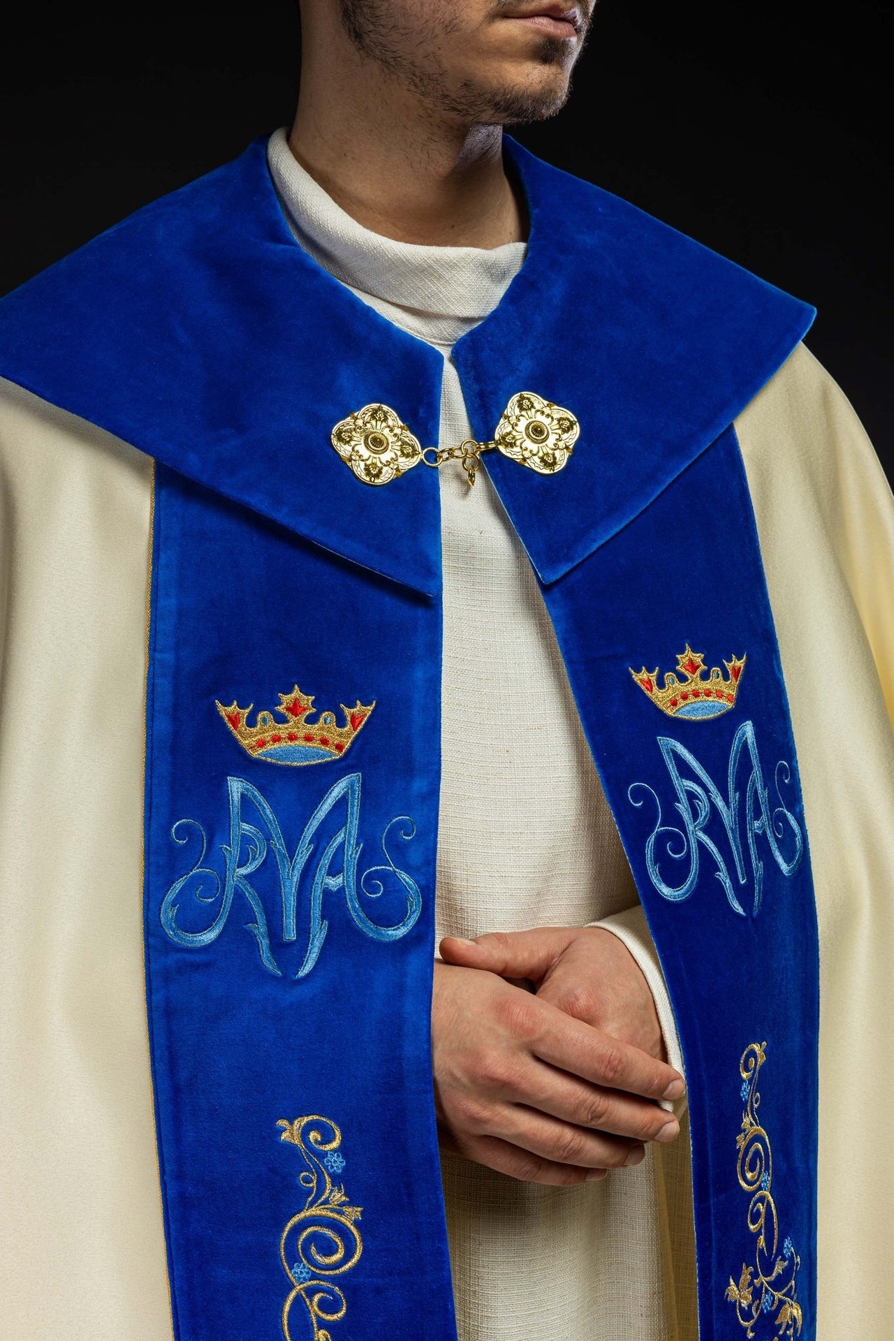 Kapa haftowana Maryjna z aksamitem ecru