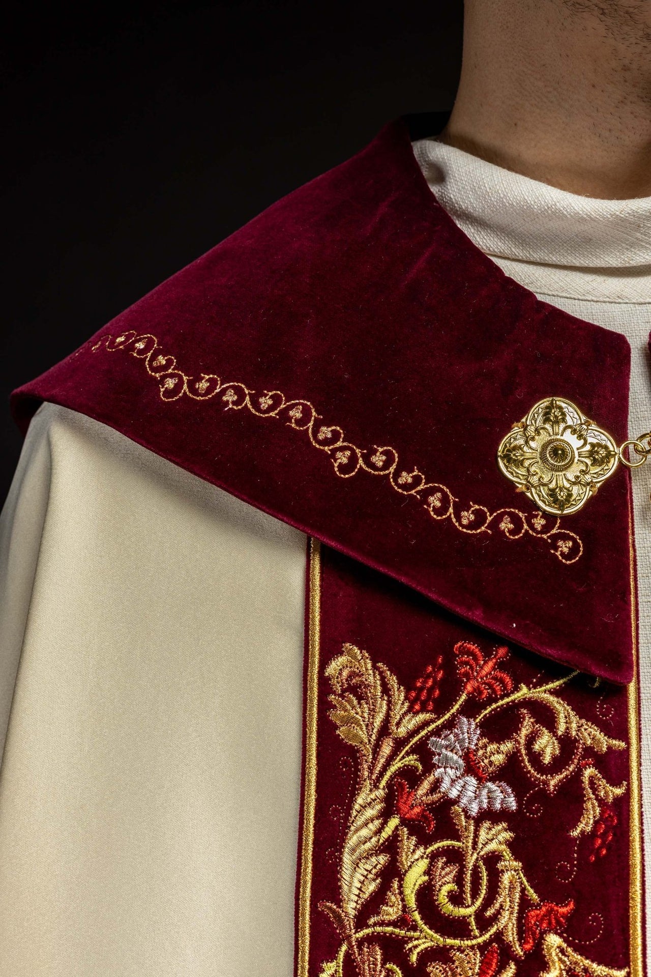 Kapa haftowana na aksamicie IHS ecru