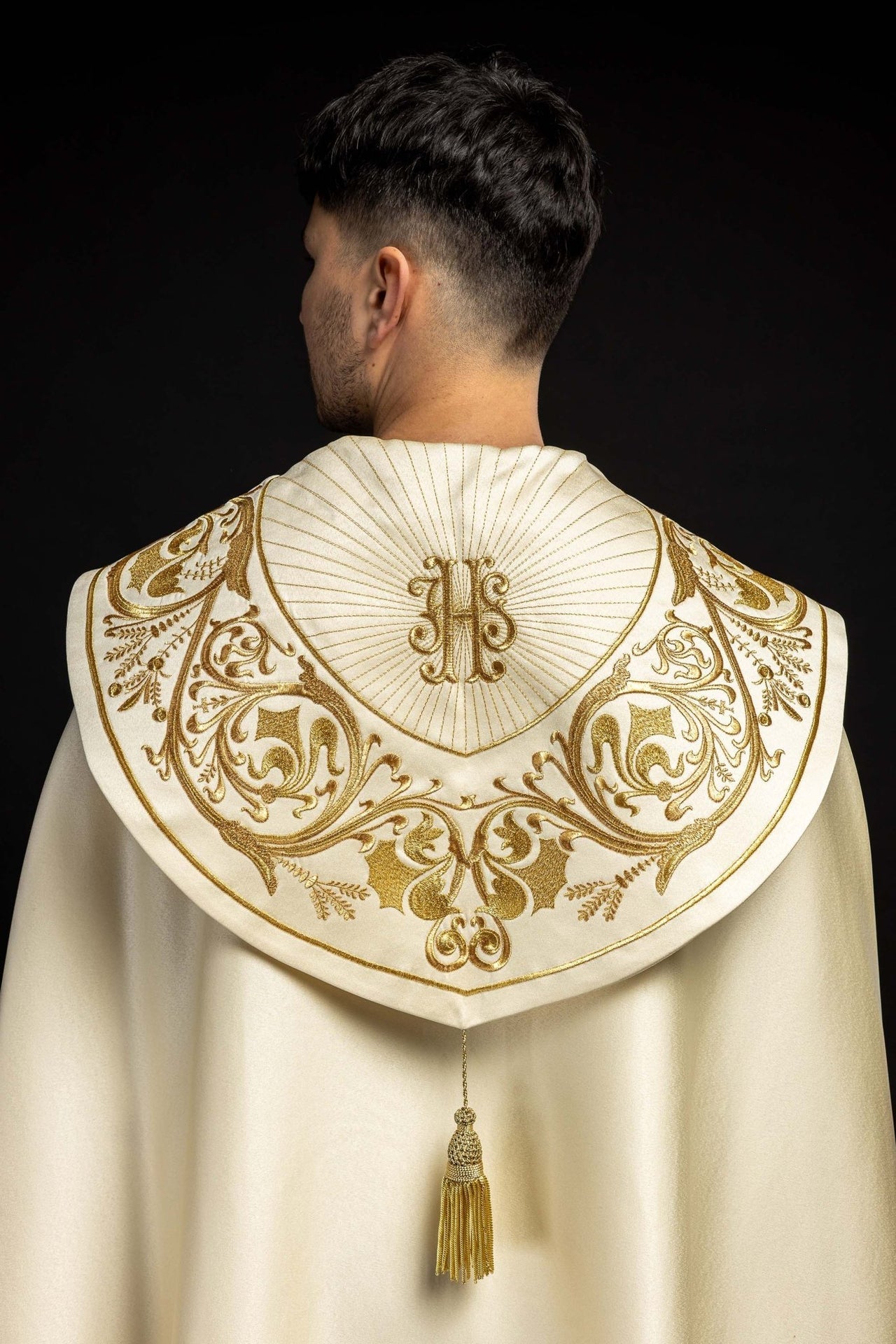 Kapa liturgiczna haftowana IHS ecru