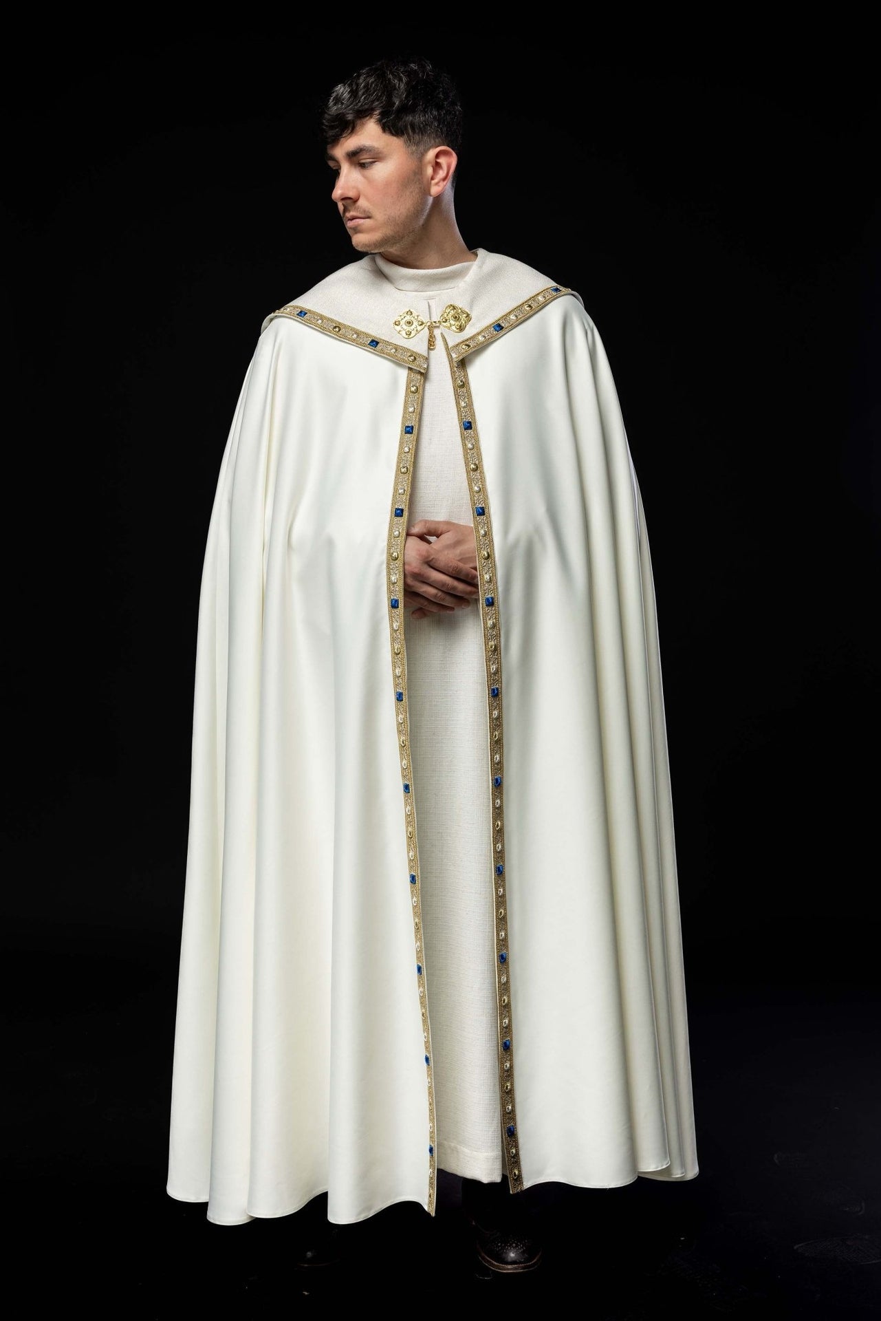 Kapa liturgiczna haftowana z herbem maryjnym